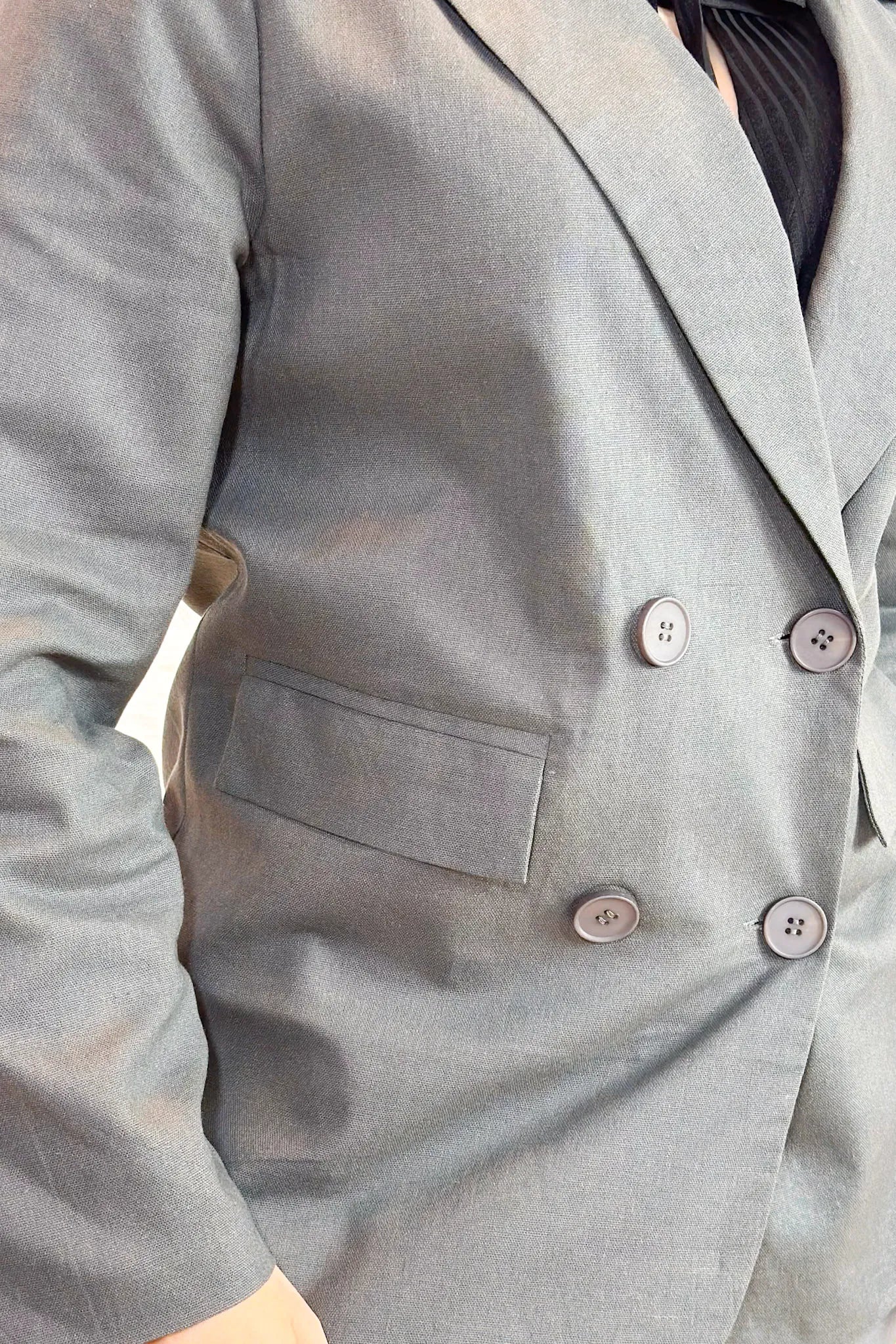 Blazer Em Poli-linho Detalhe Botões Bolso Fake Jasmim Grafite - Image 11