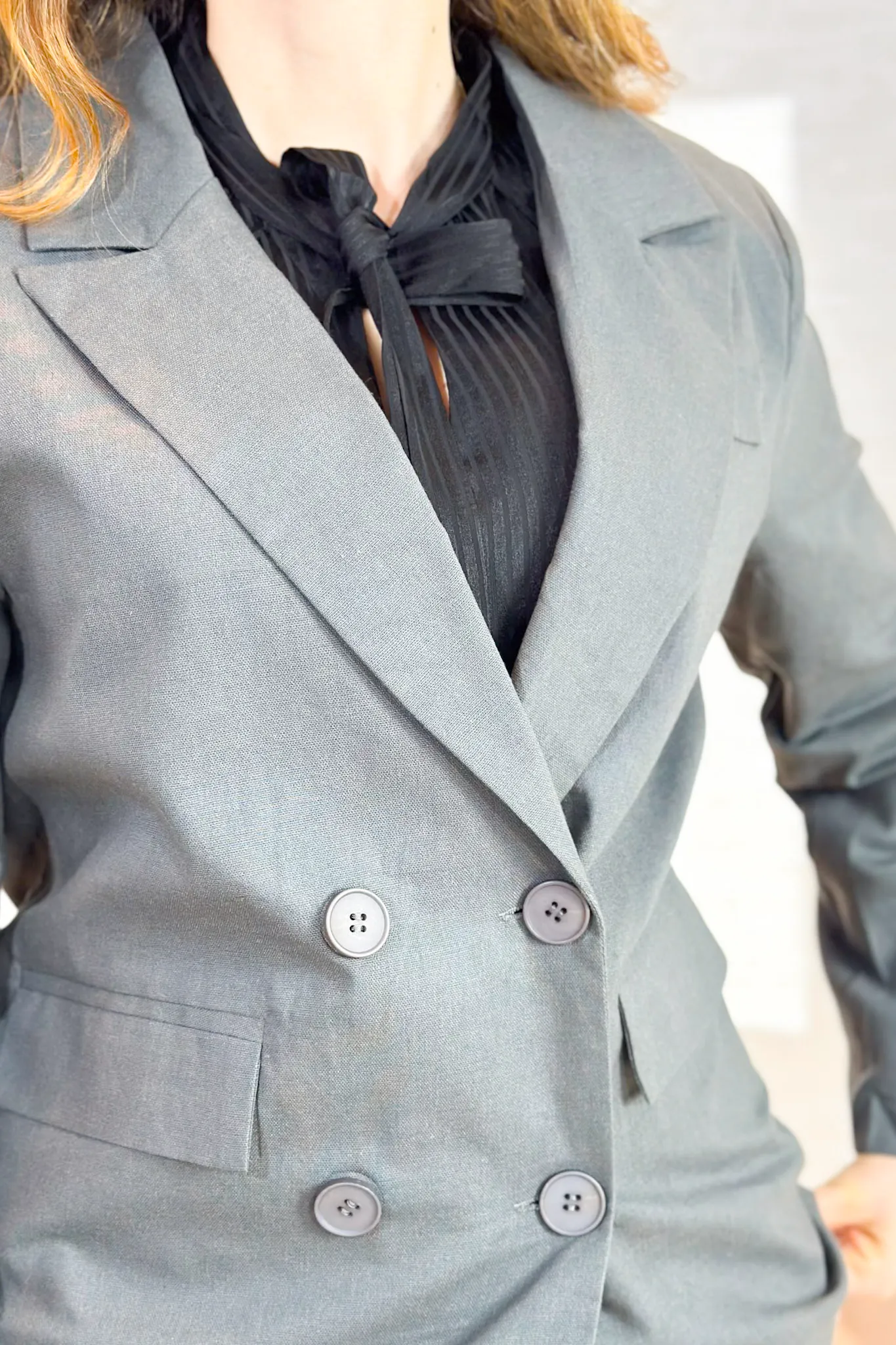 Blazer Em Poli-linho Detalhe Botões Bolso Fake Jasmim Grafite - Image 12