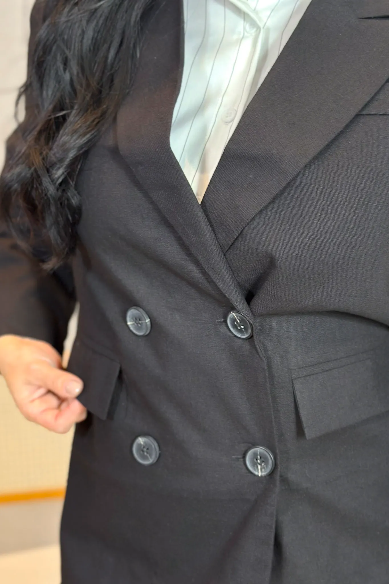 Blazer Em Poli-linho Detalhe Botões Bolso Fake Jasmim Preto - Image 15