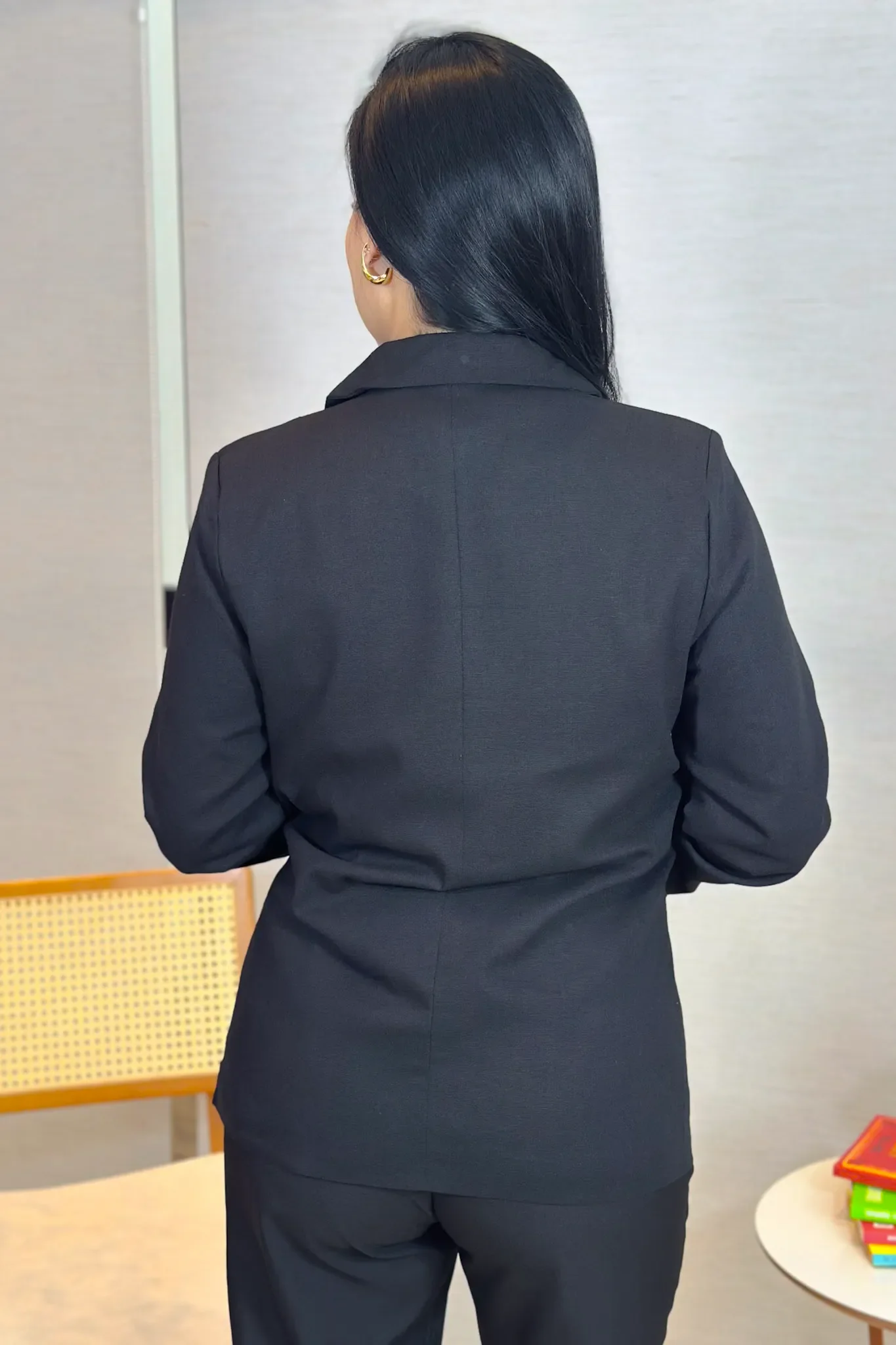 Blazer Em Poli-linho Detalhe Botões Bolso Fake Jasmim Preto - Image 4