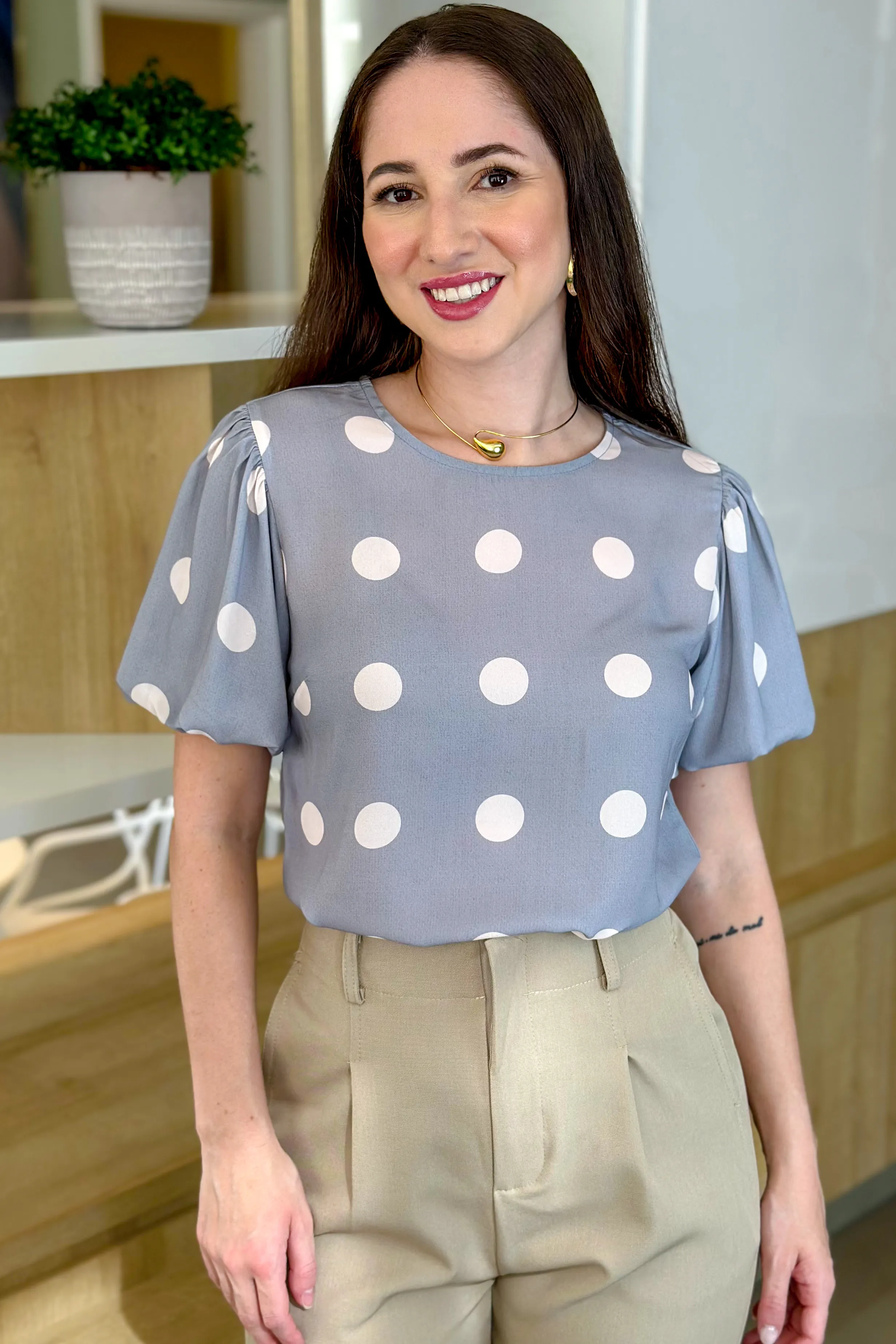 Blusa Manga Curta Em Crepe Manga Bufante Valentina Poá Cinza - Image 11