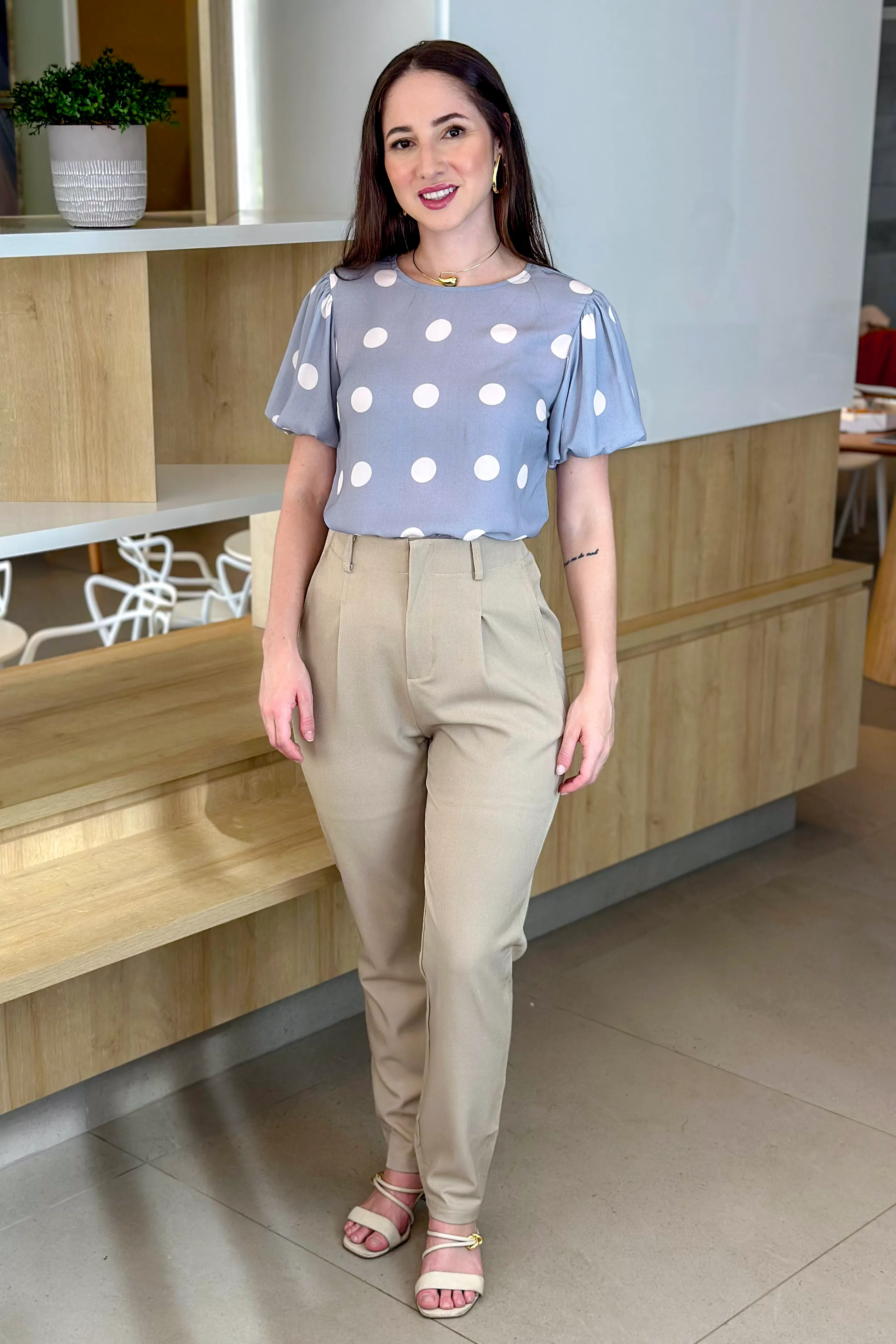 Blusa Manga Curta Em Crepe Manga Bufante Valentina Poá Cinza - Image 13