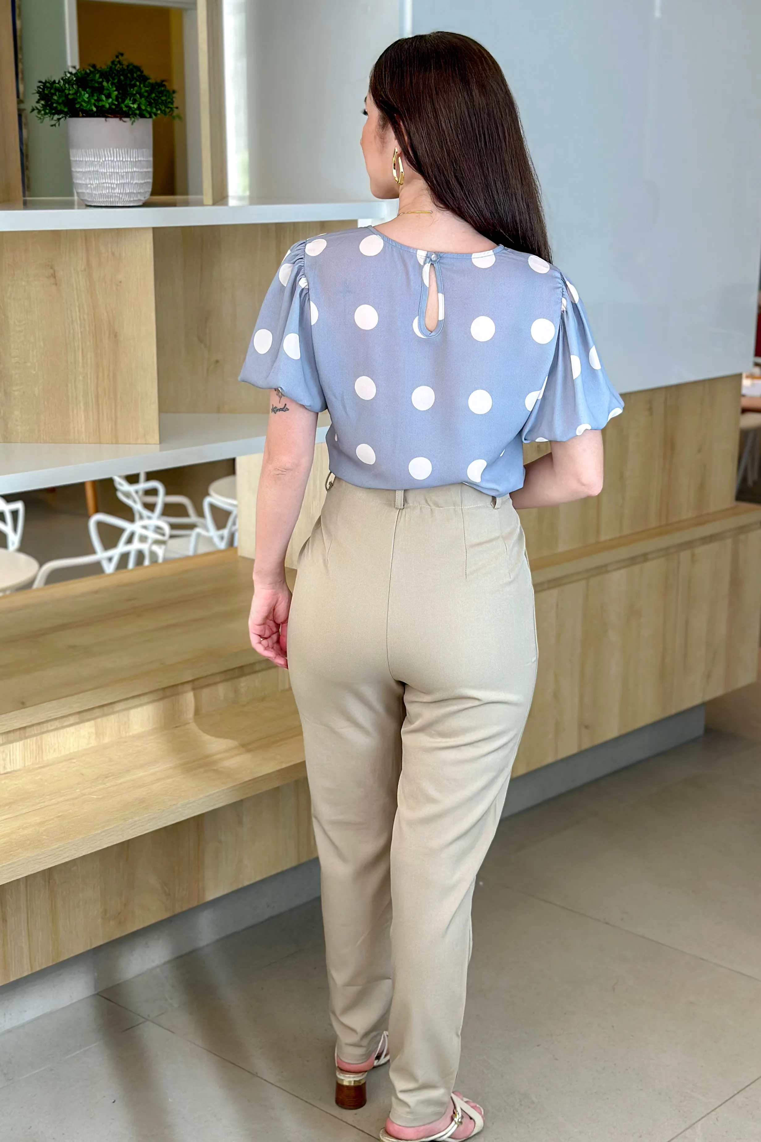 Blusa Manga Curta Em Crepe Manga Bufante Valentina Poá Cinza - Image 14