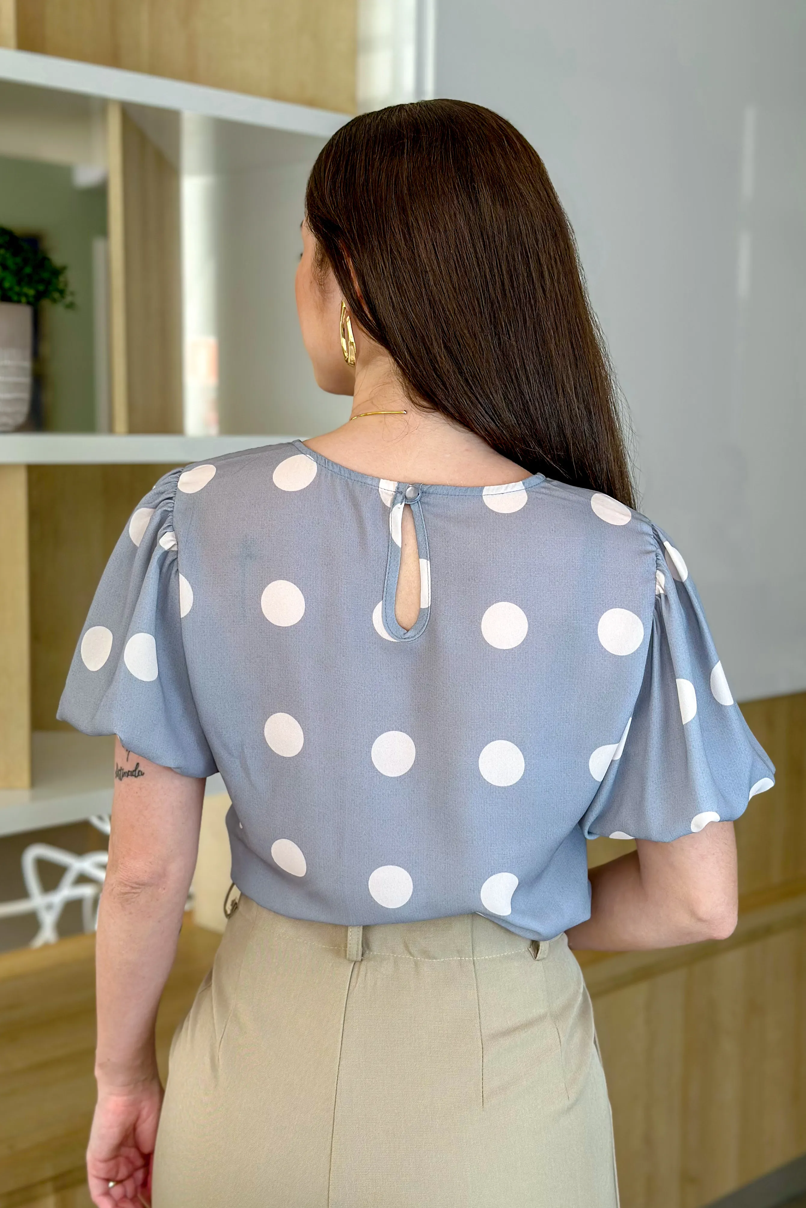 Blusa Manga Curta Em Crepe Manga Bufante Valentina Poá Cinza - Image 4