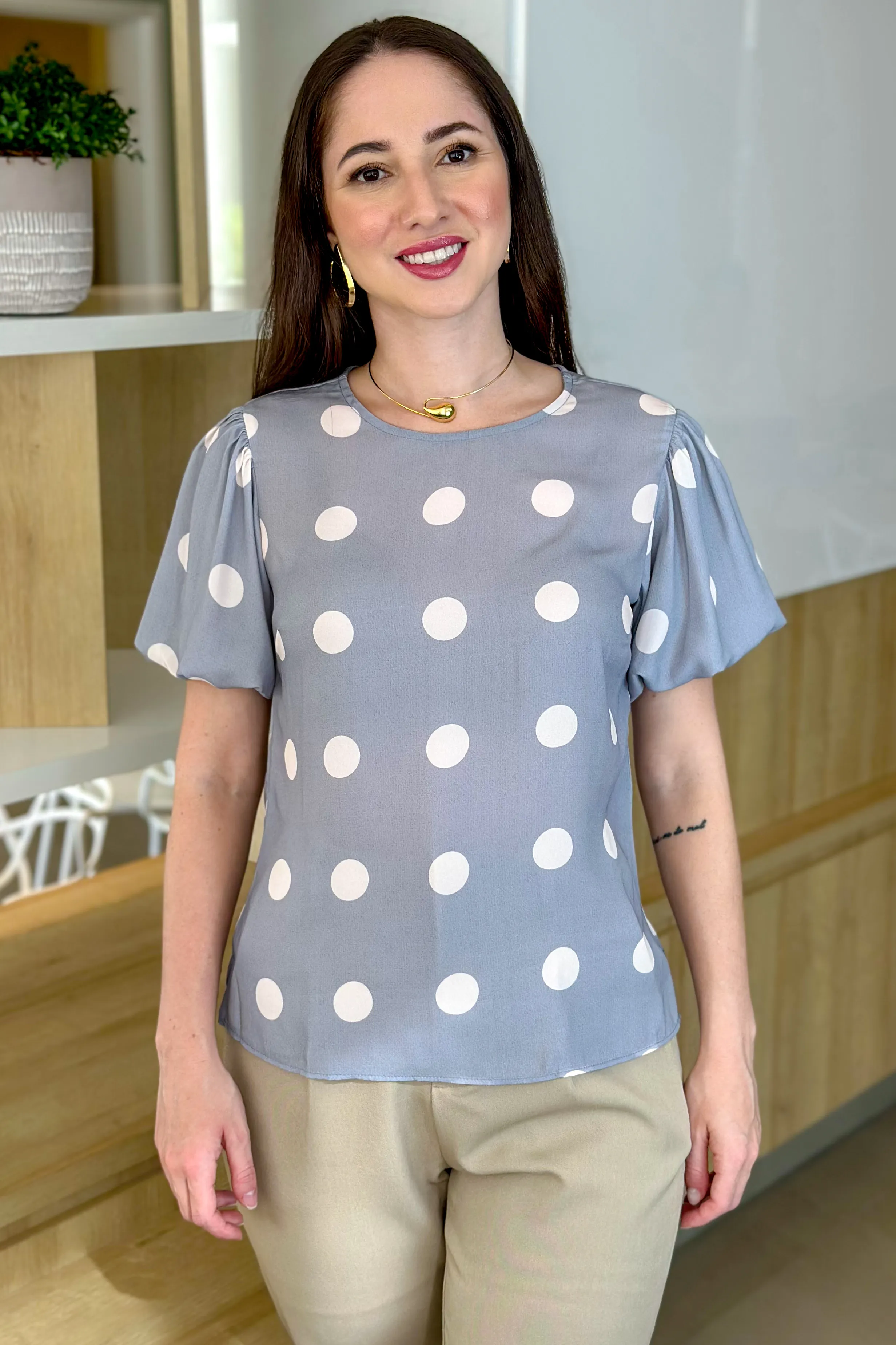 Blusa Manga Curta Em Crepe Manga Bufante Valentina Poá Cinza - Image 7