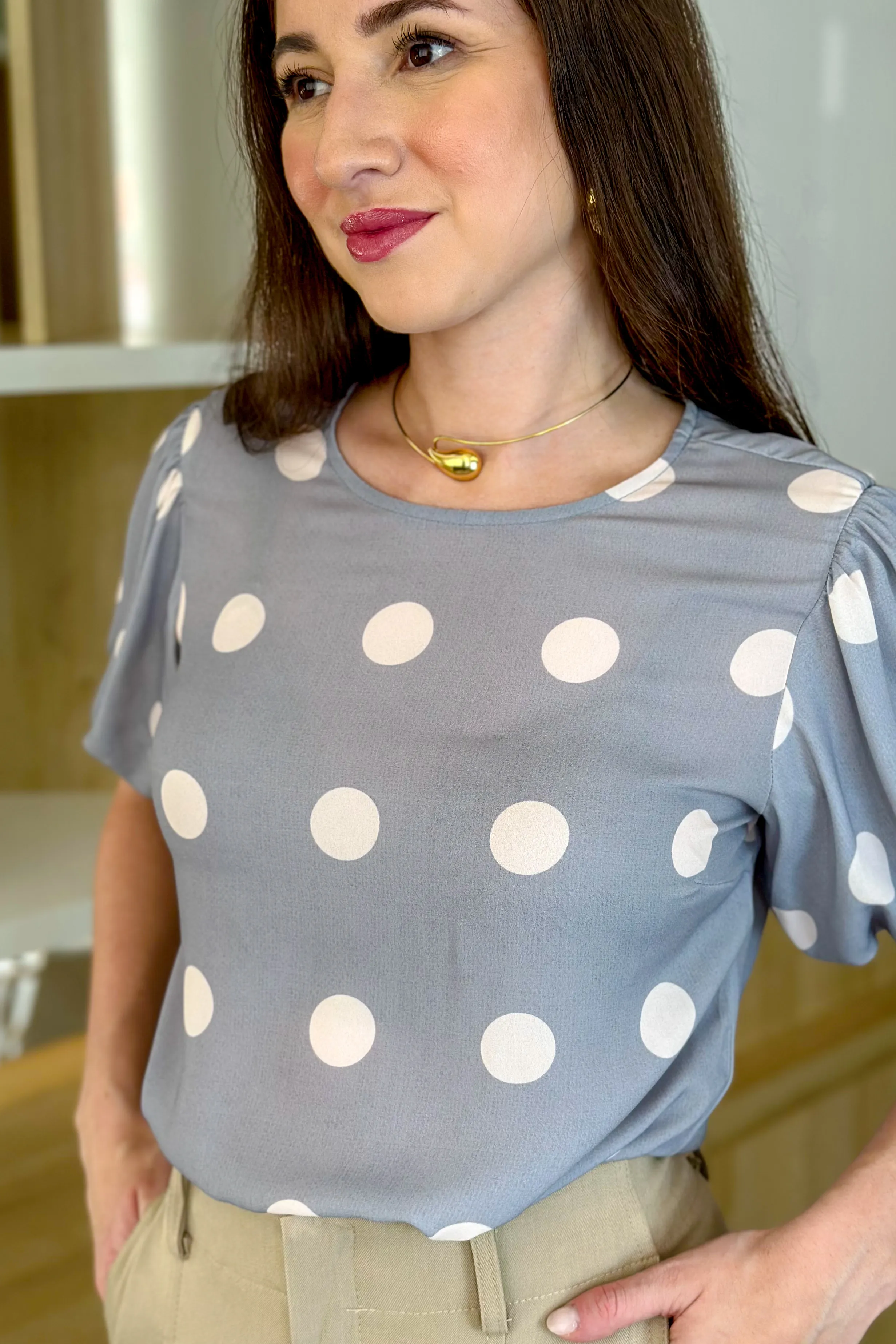 Blusa Manga Curta Em Crepe Manga Bufante Valentina Poá Cinza - Image 9