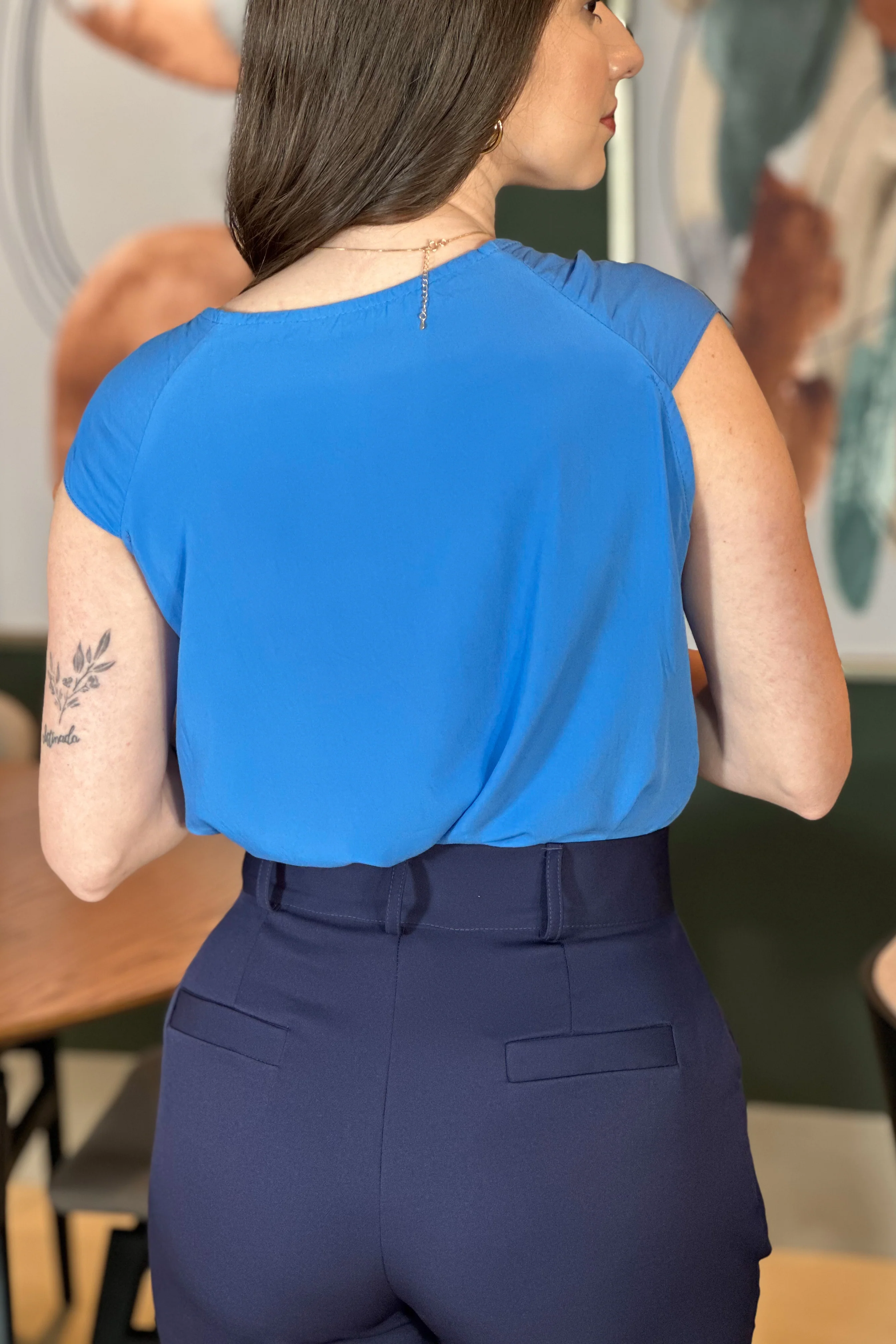 Blusa Lisa Detalhe Gola Plissada Cristina Azul Celeste - Image 3