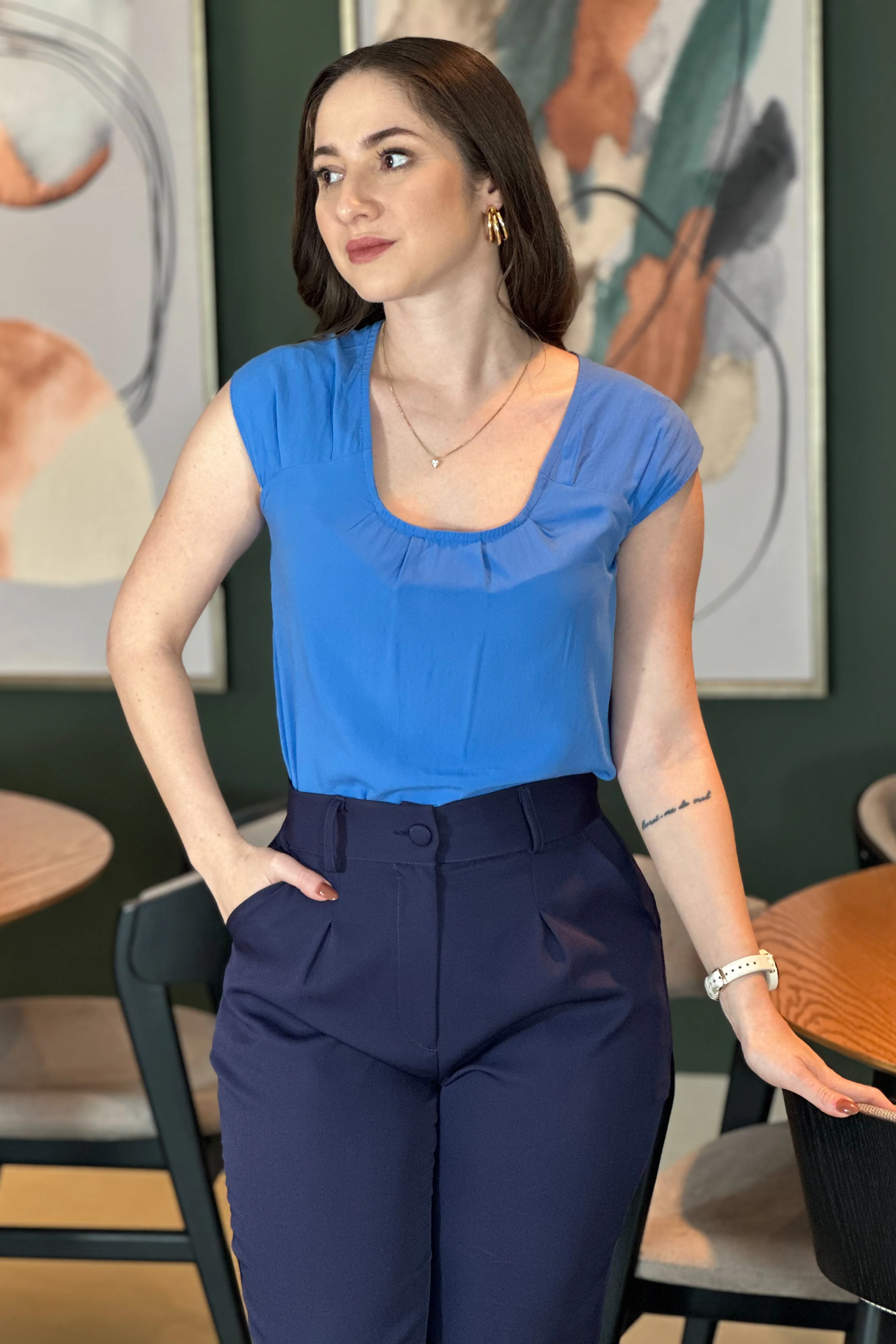 Blusa Lisa Detalhe Gola Plissada Cristina Azul Celeste - Image 4