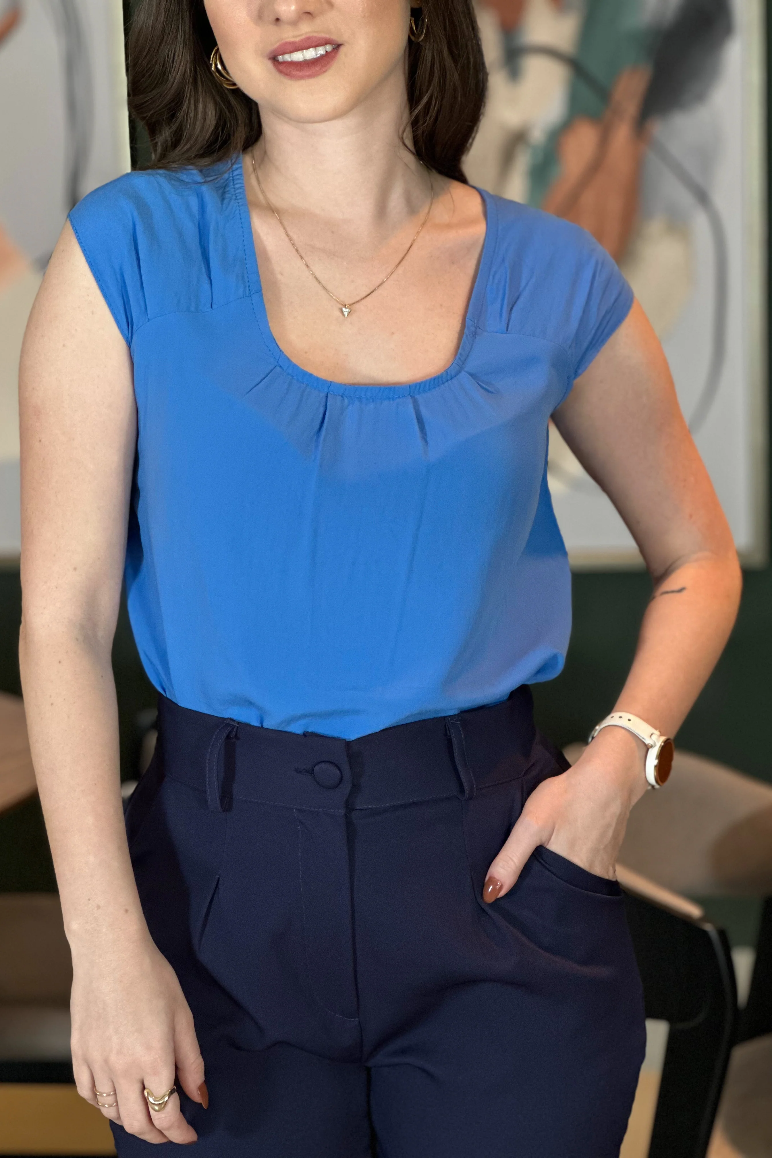 Blusa Lisa Detalhe Gola Plissada Cristina Azul Celeste - Image 5