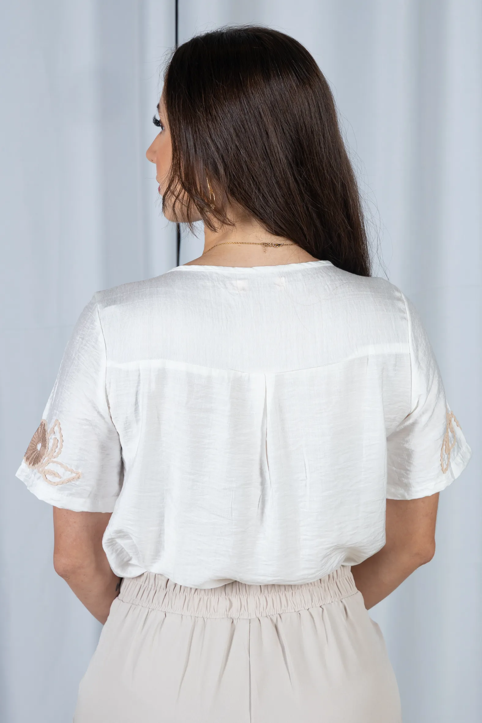 Blusa Manga Curta com Detalhes Bordados Colo Visco Brise Camila Branca - Image 10