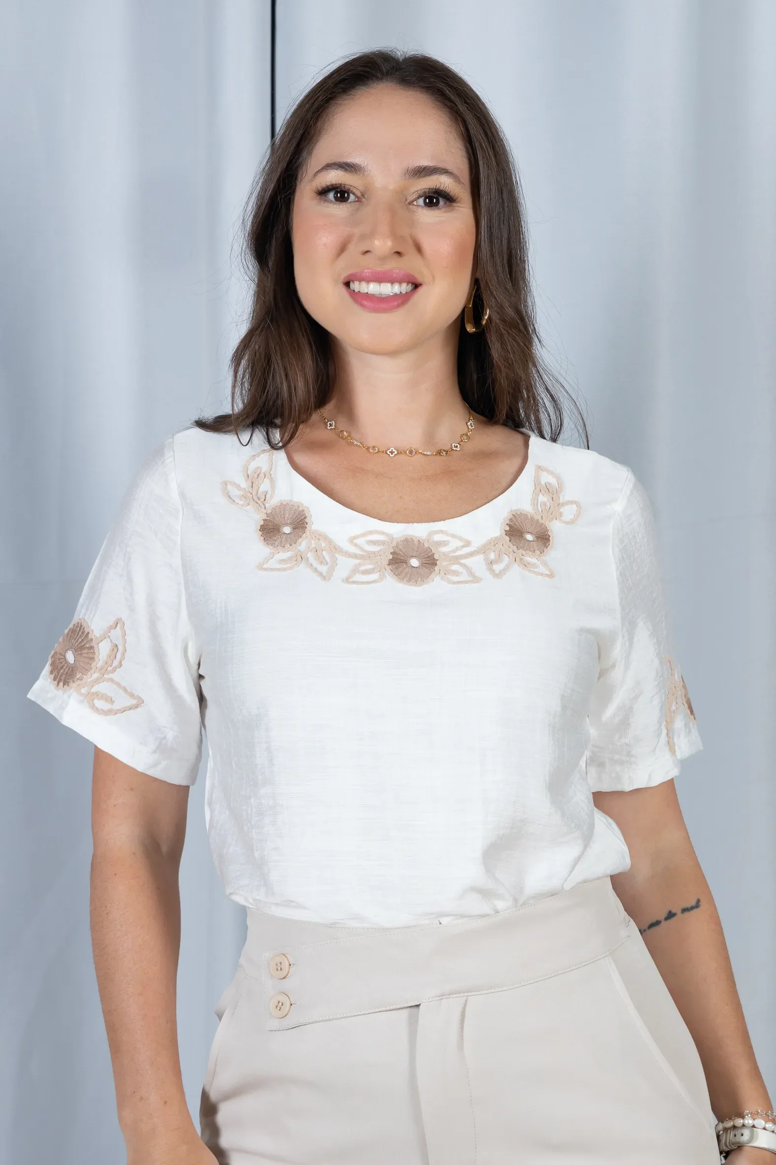Blusa Manga Curta com Detalhes Bordados Colo Visco Brise Camila Branca - Image 13