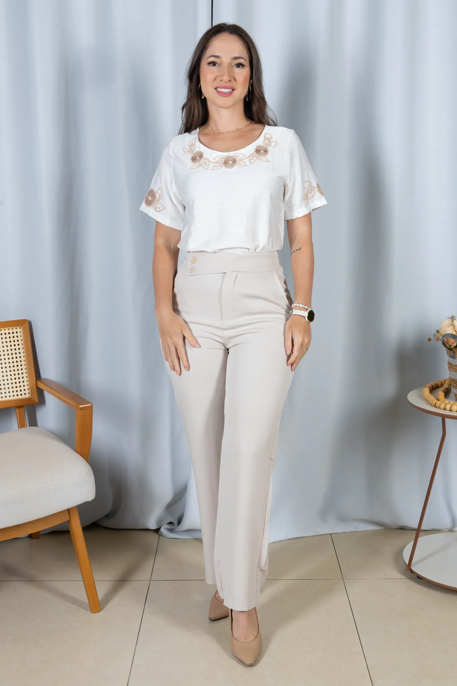 Blusa Manga Curta com Detalhes Bordados Colo Visco Brise Camila Branca - Image 14