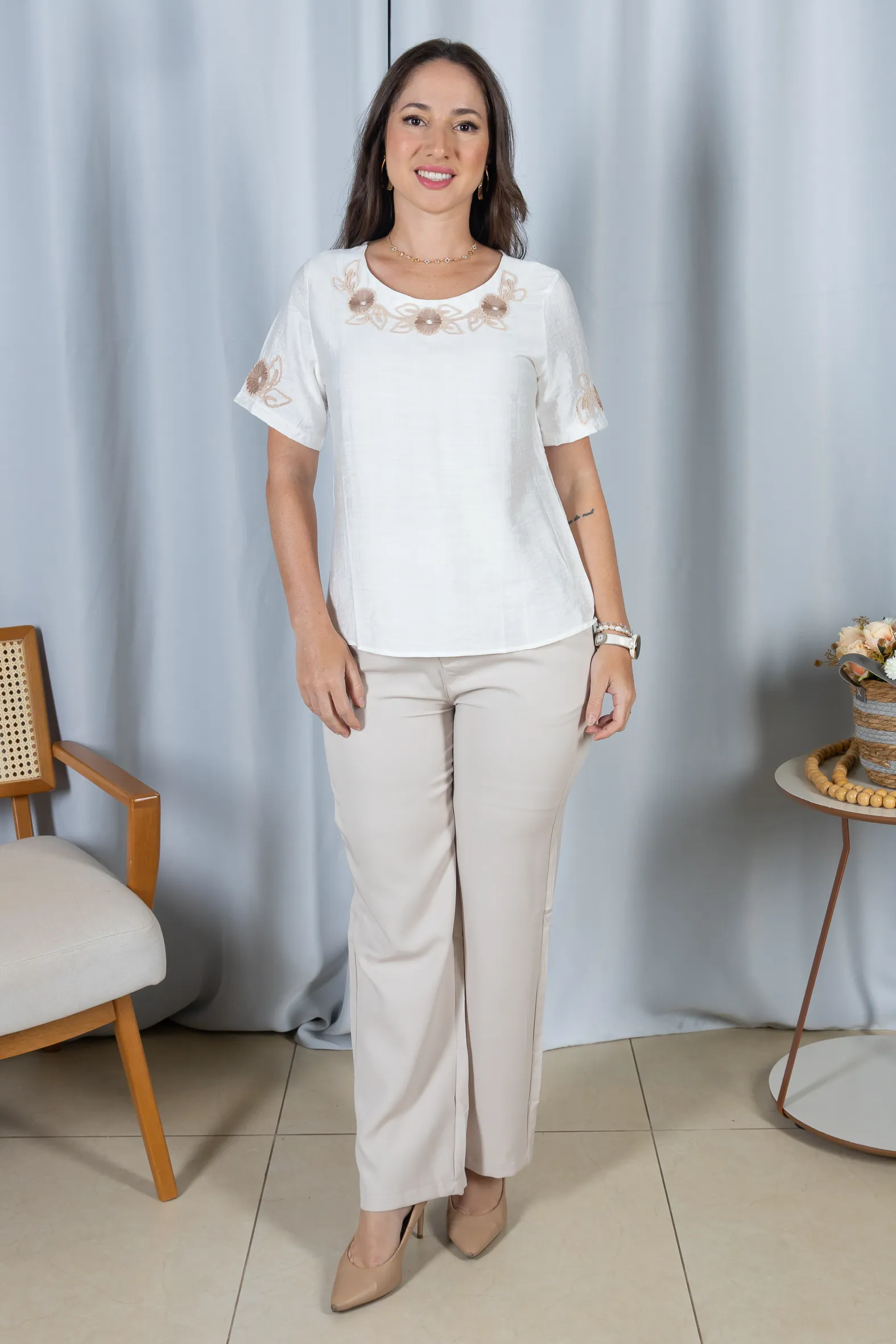Blusa Manga Curta com Detalhes Bordados Colo Visco Brise Camila Branca - Image 15