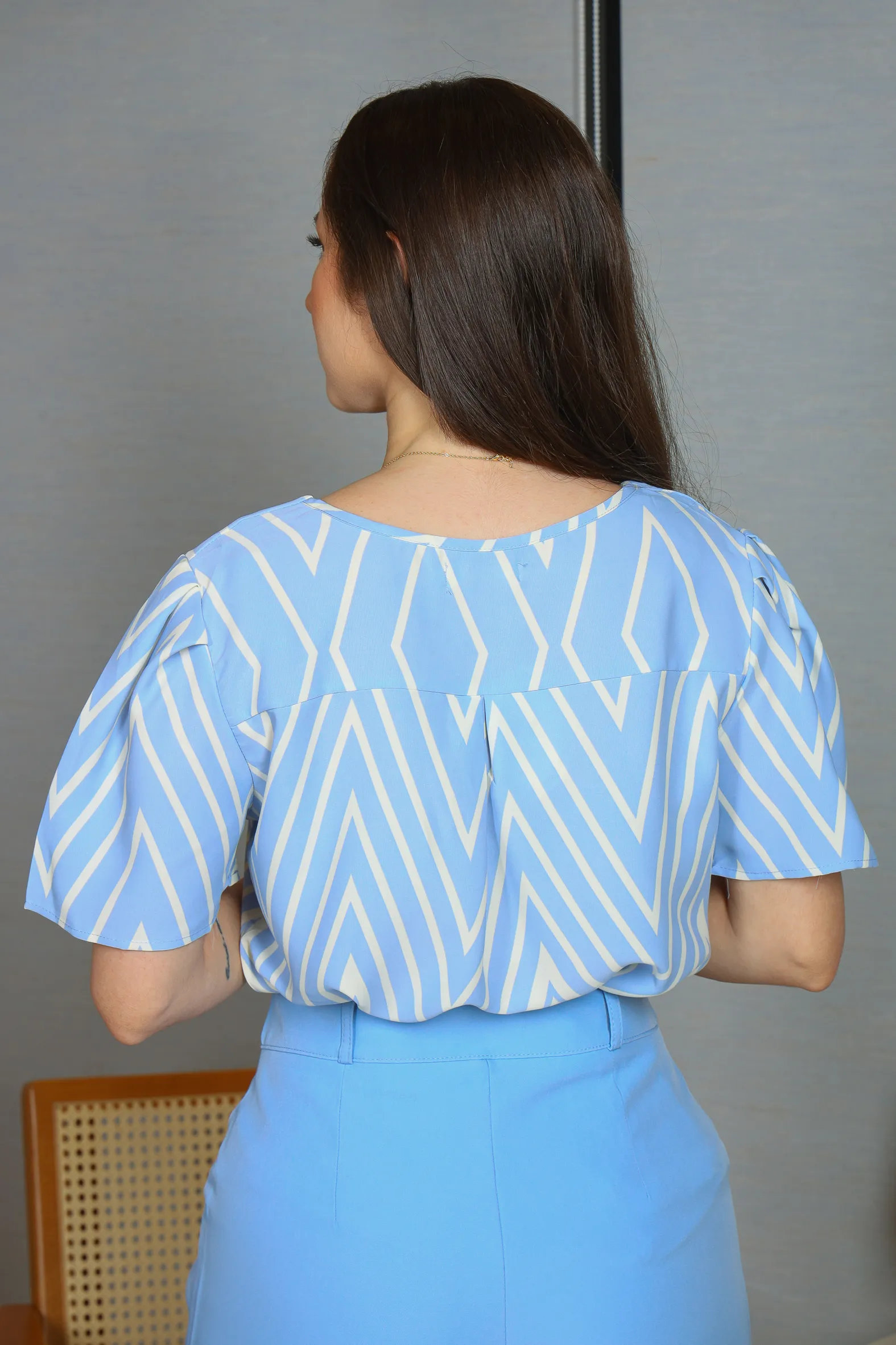 Blusa Manga Curta Crepe Classic Estampa Chevron Claudia Azul - Image 10