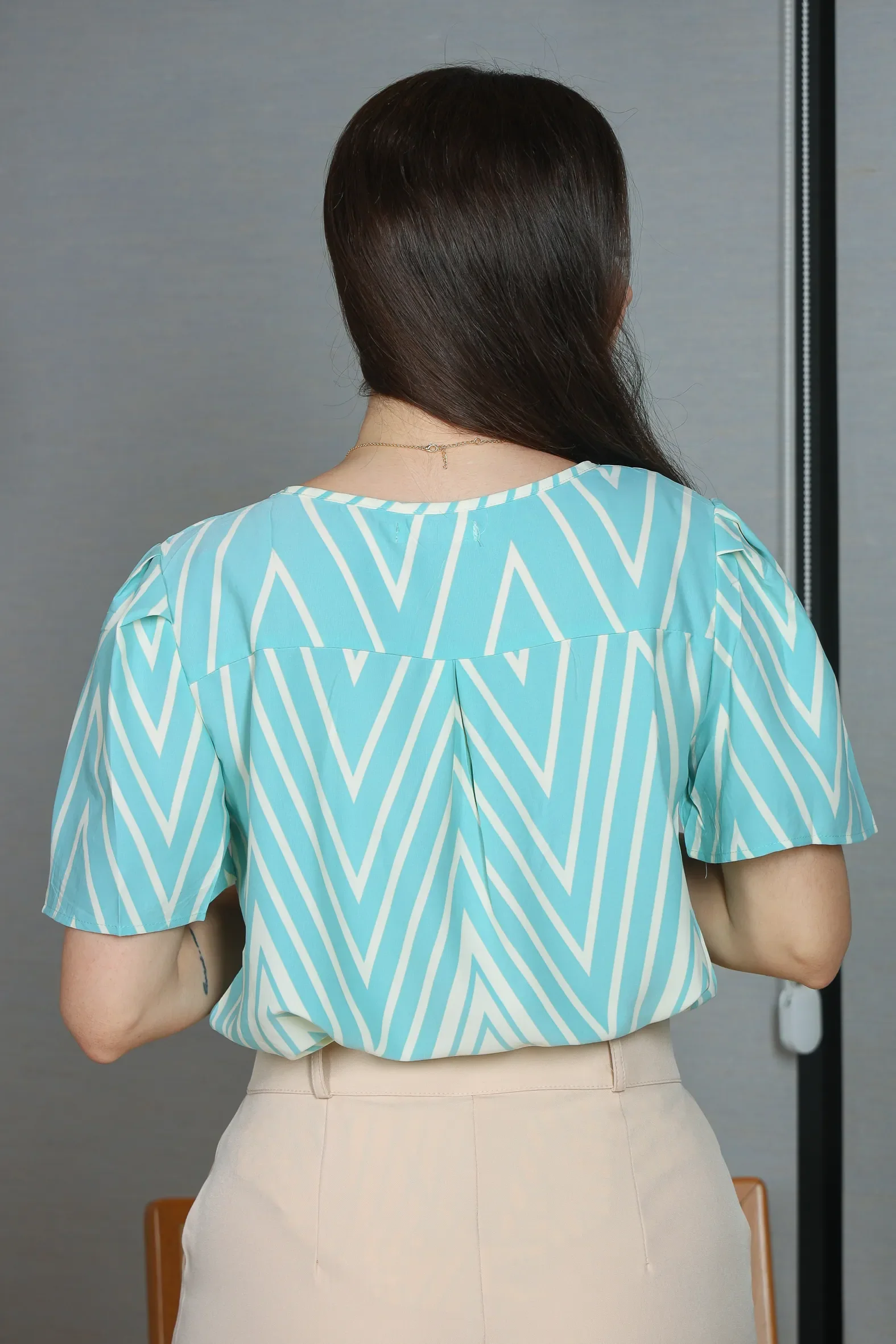 Blusa Manga Curta Crepe Classic Estampa Chevron Claudia Ciano - Image 10
