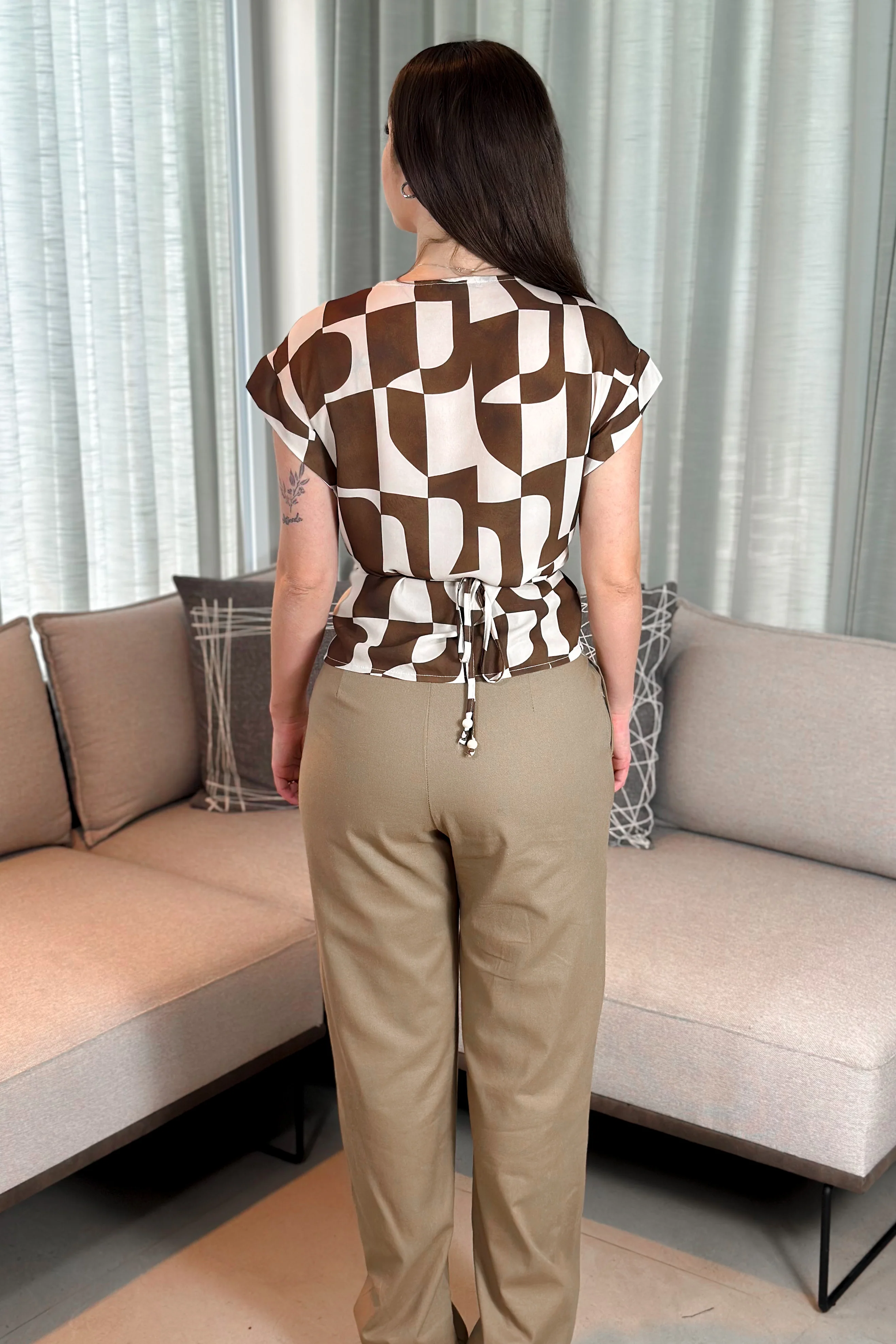 Blusa Manga Curta Crepe Touch Decote "V" Detalhe Amarração Emanuele Estampada Marrom - Image 11