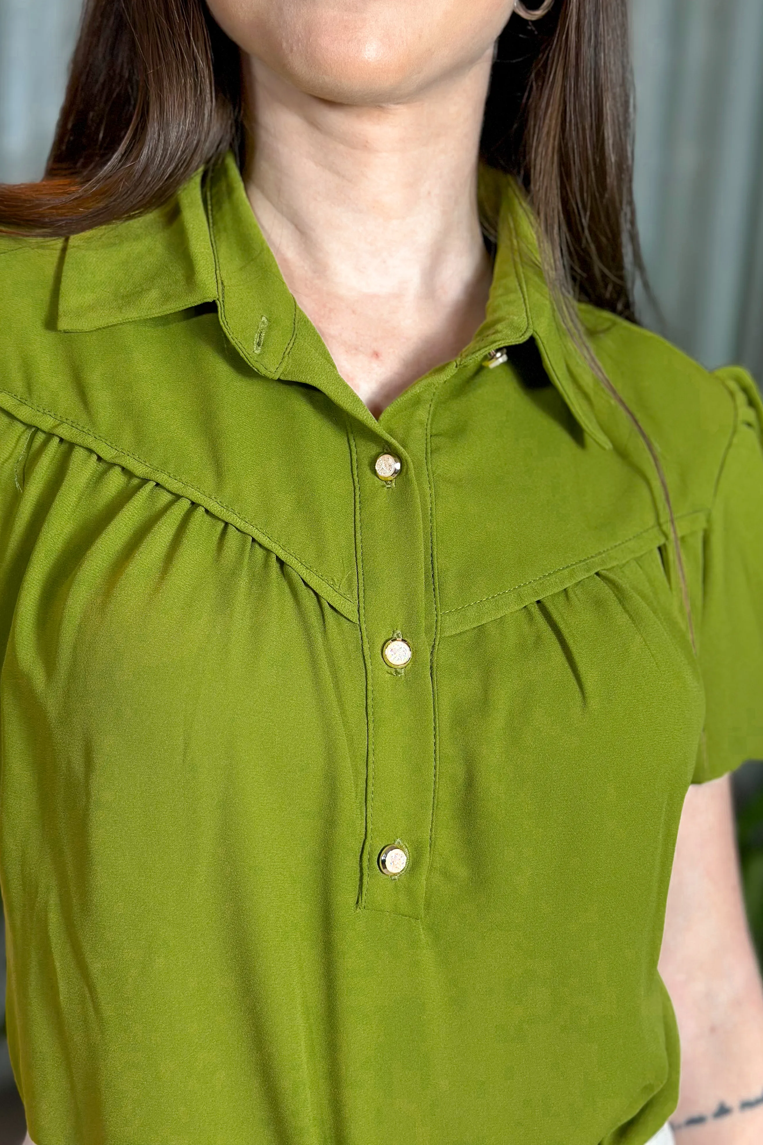 Blusa Manga Curta Crepe Touch Detalhe Pregas Larissa Verde - Image 12