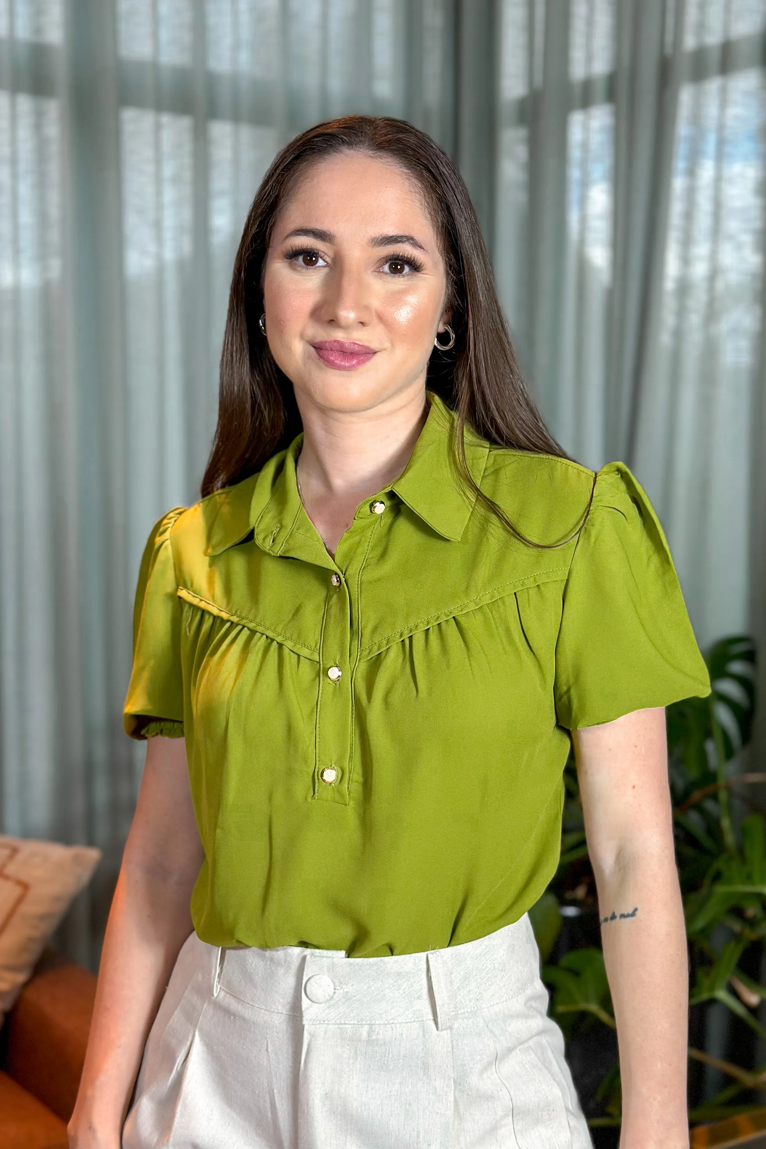 Blusa Manga Curta Crepe Touch Detalhe Pregas Larissa Verde - Image 13