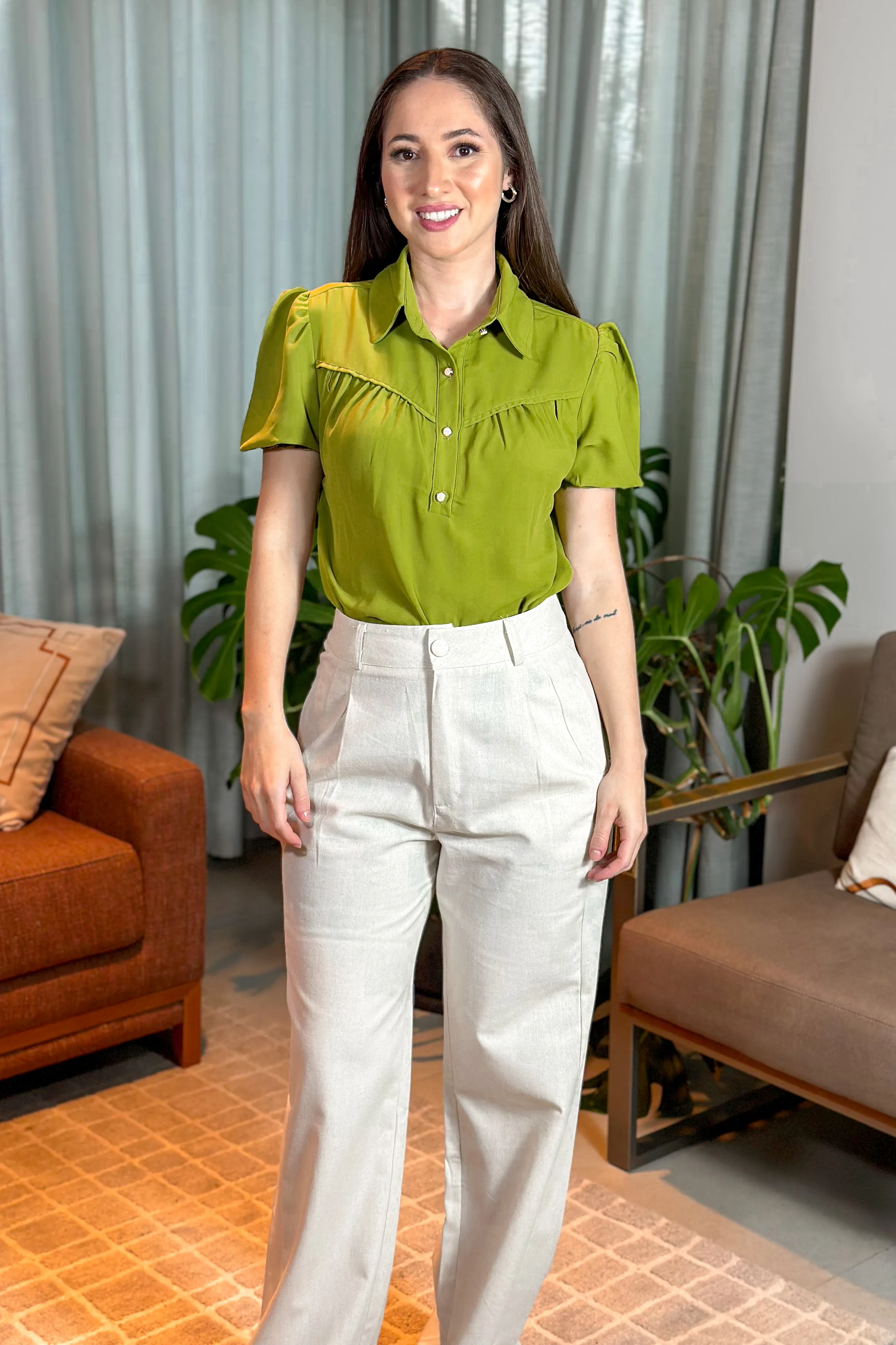 Blusa Manga Curta Crepe Touch Detalhe Pregas Larissa Verde - Image 14