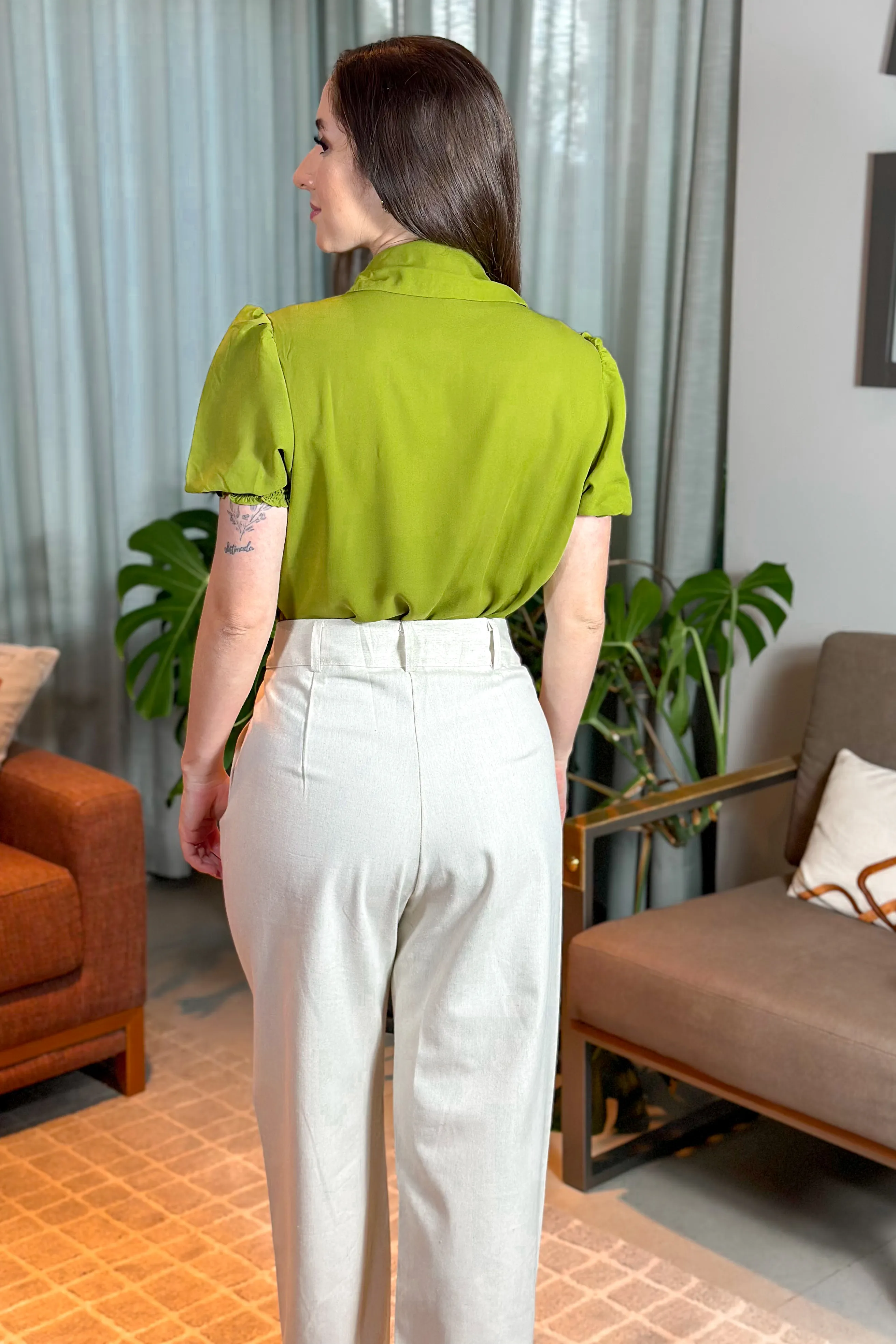 Blusa Manga Curta Crepe Touch Detalhe Pregas Larissa Verde - Image 16