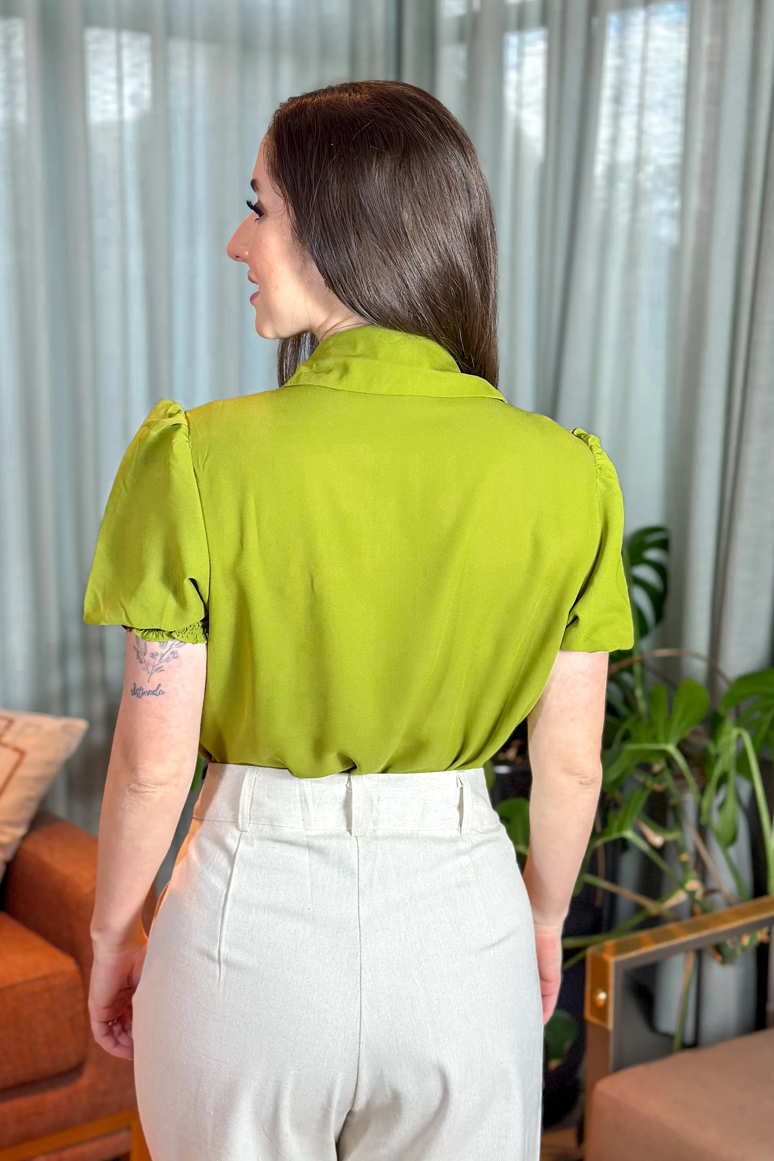 Blusa Manga Curta Crepe Touch Detalhe Pregas Larissa Verde - Image 4