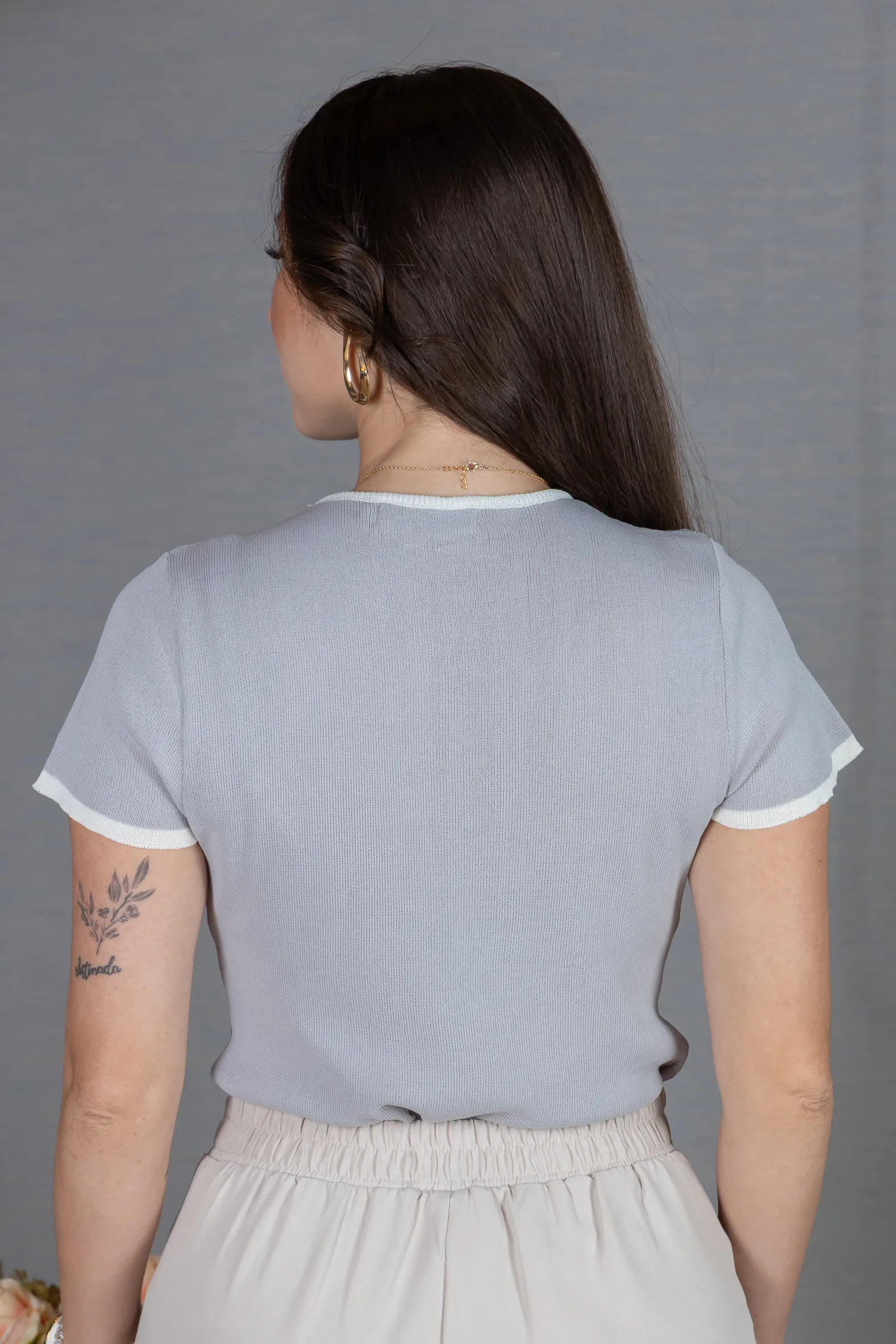 Blusa Manga Curta em Modal com Acabamento Contrastante Madeleine Cinza - Image 5