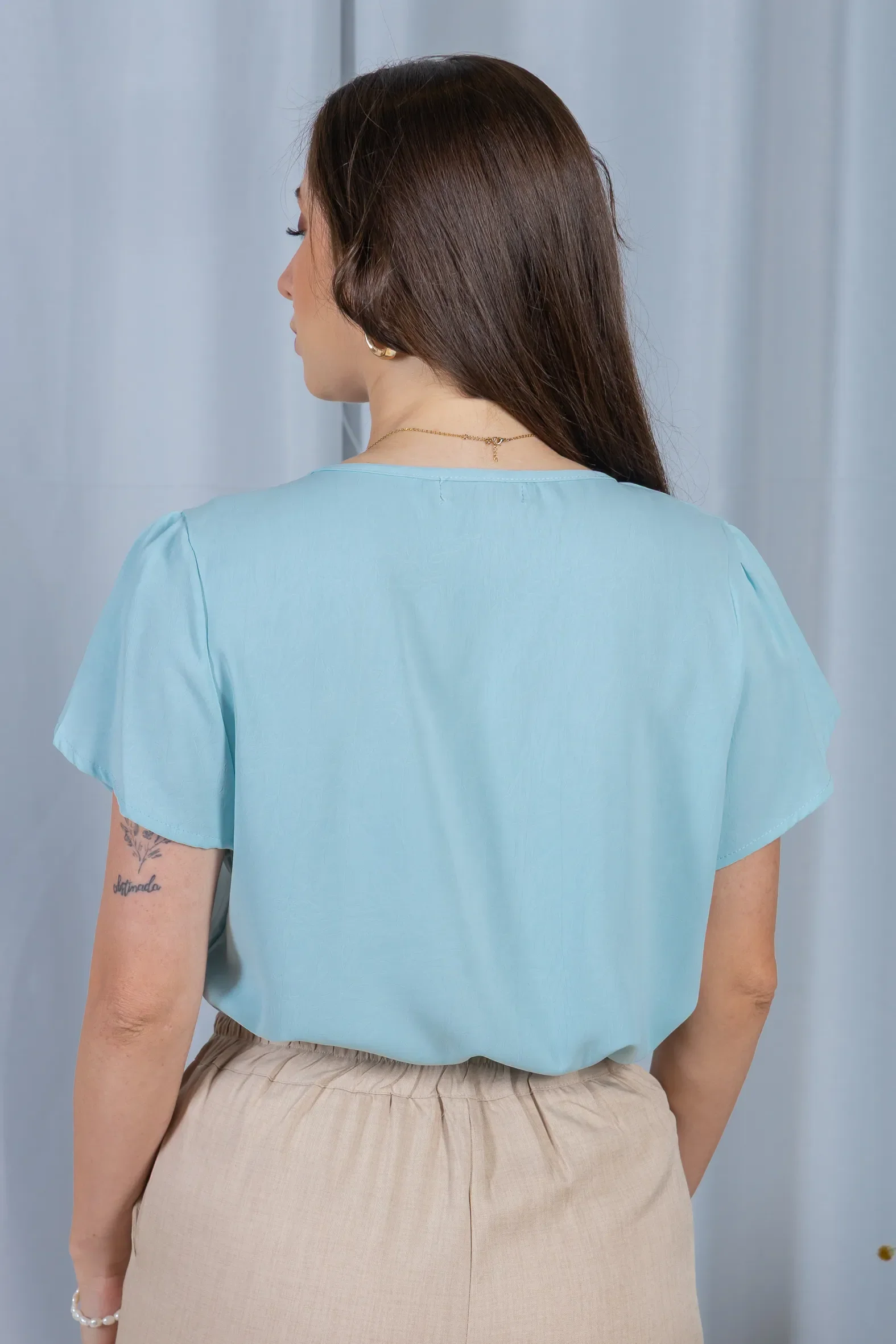 Blusa Manga Curta Transpassada Crepe Classic Colo com Pregas Maria Azul - Image 4