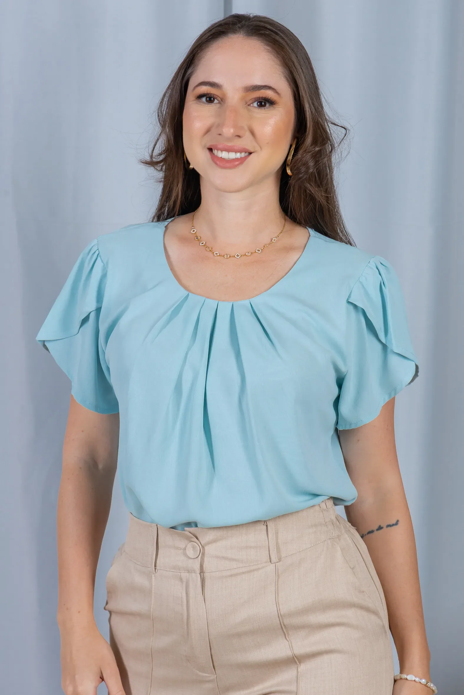 Blusa Manga Curta Transpassada Crepe Classic Colo com Pregas Maria Azul - Image 5