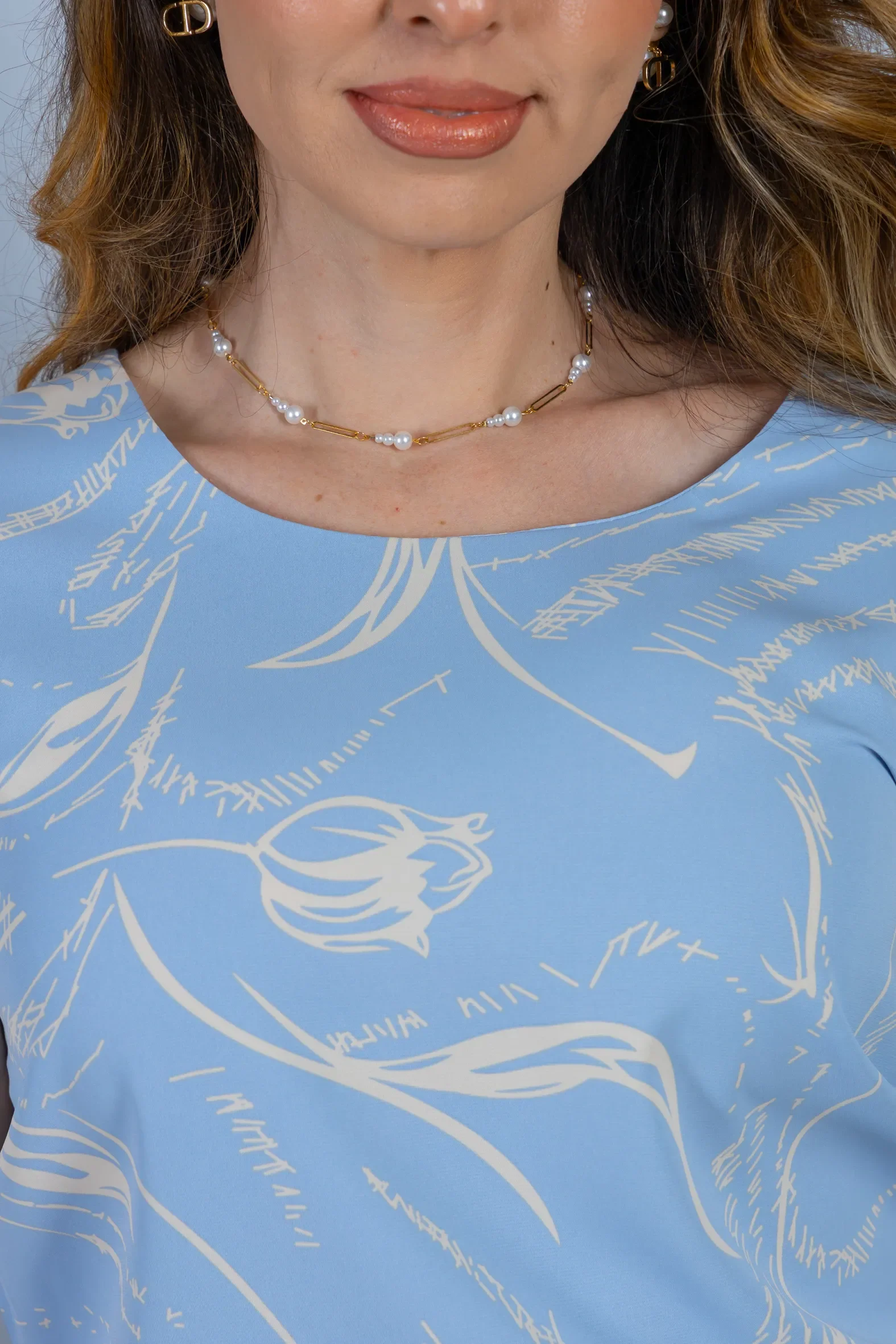 Blusa Manga Curta Transpassada Estampada em Crepe Classic Simone Azul - Image 10