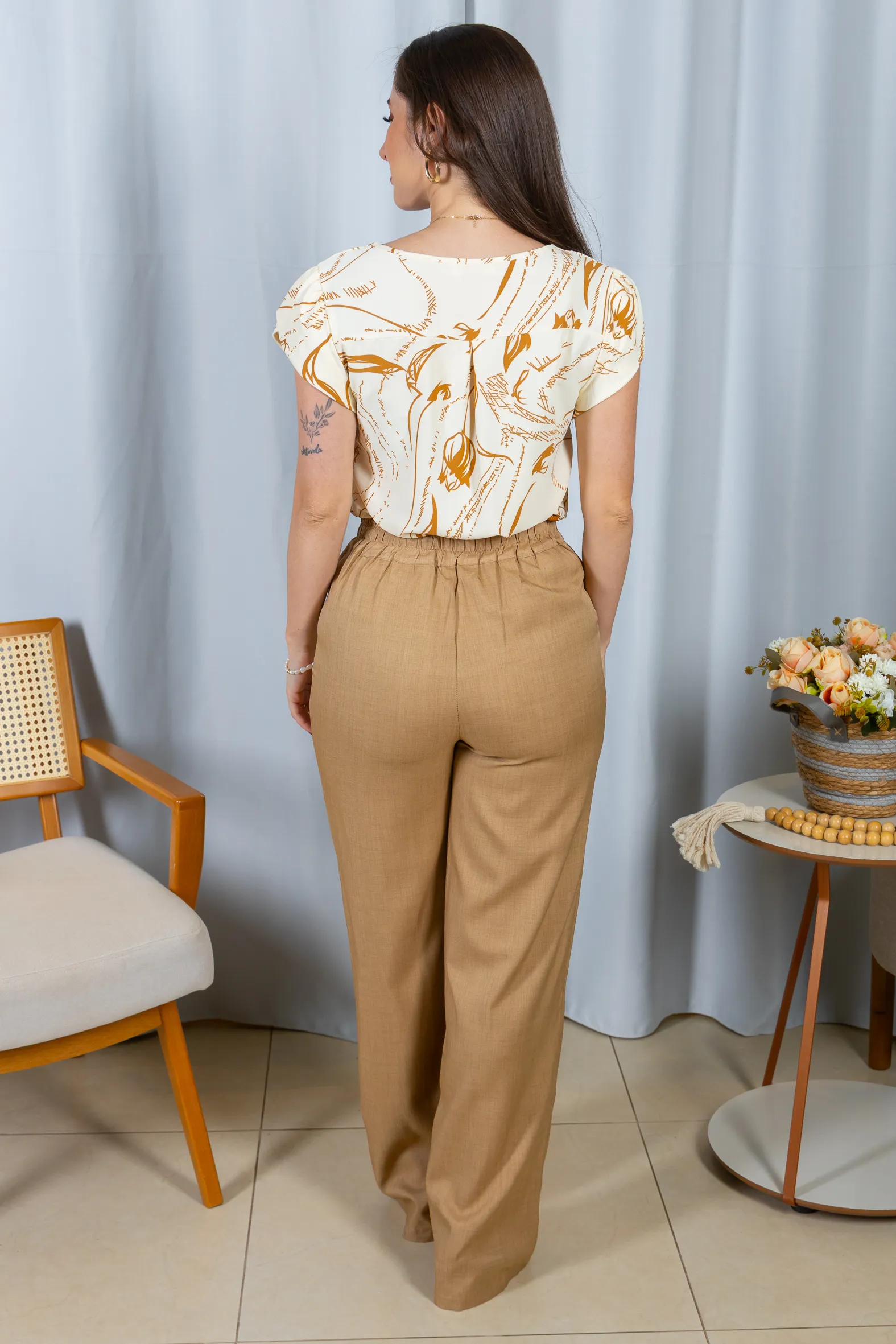 Blusa Manga Curta Transpassada Estampada em Crepe Classic Simone Bege - Image 15