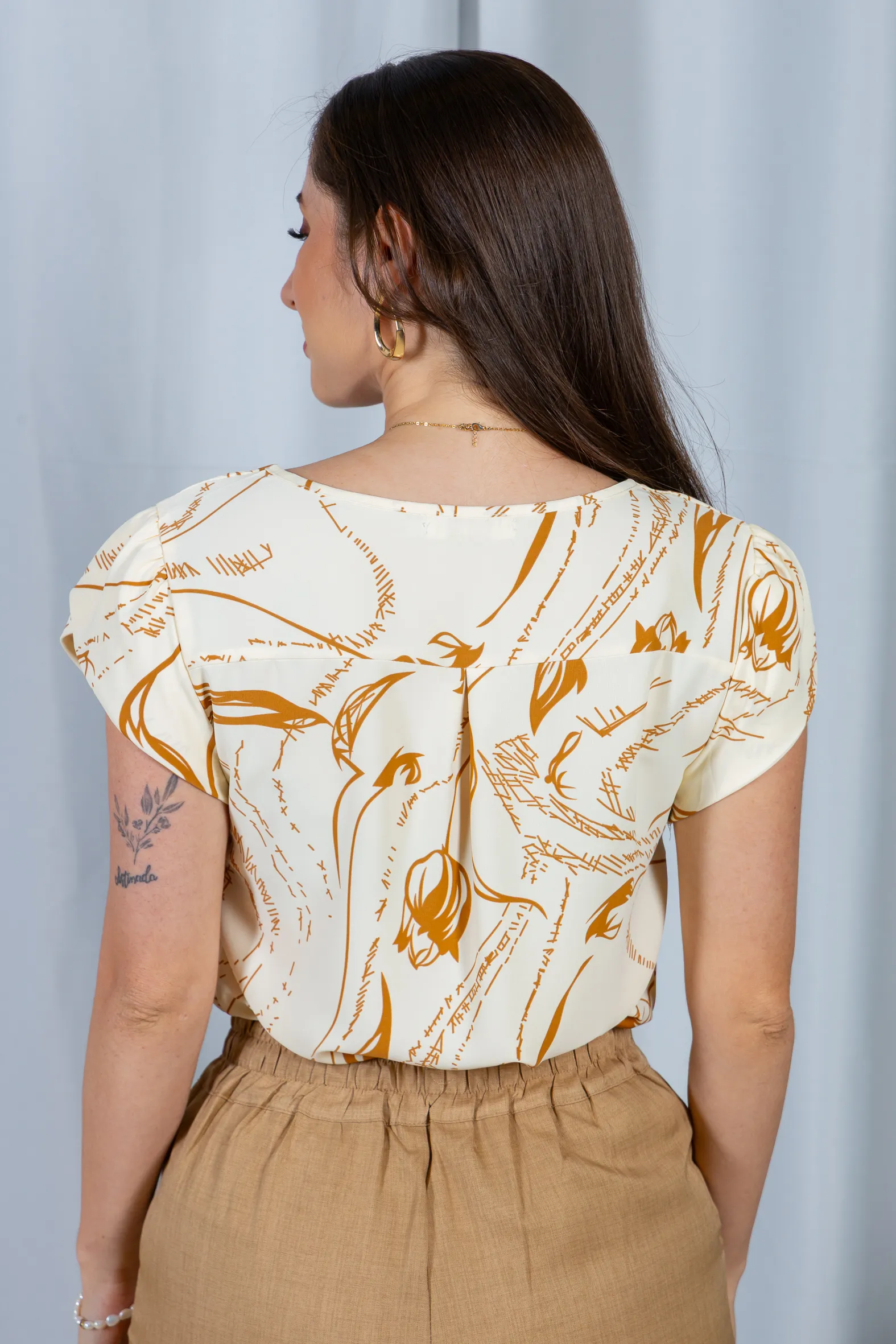 Blusa Manga Curta Transpassada Estampada em Crepe Classic Simone Bege - Image 9