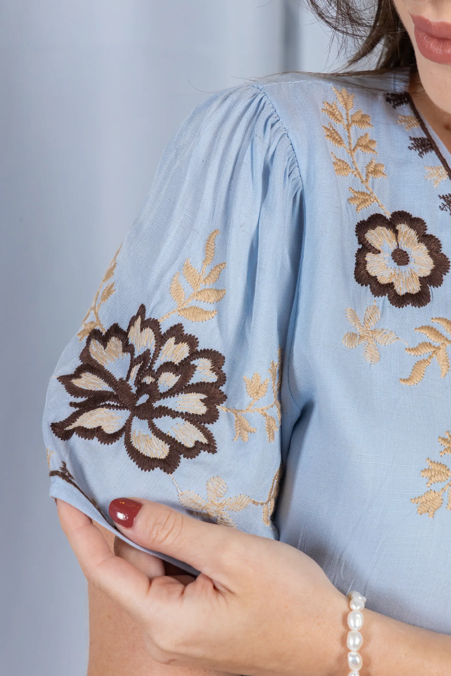 Blusa Manga Curta Visco-Linho Detalhes Bordados em Flores Darcy Azul - Image 11