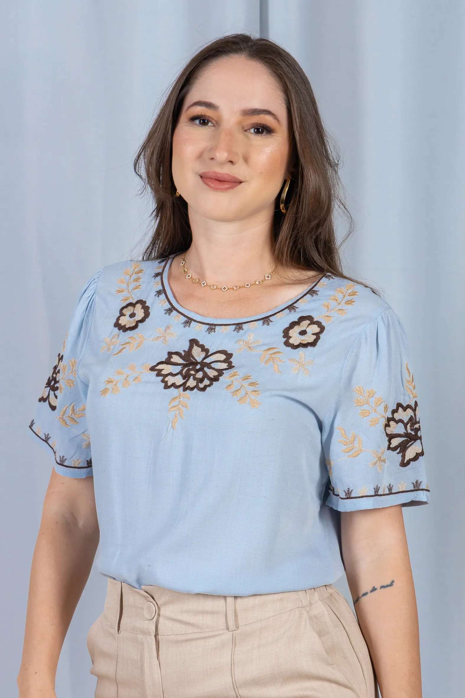 Blusa Manga Curta Visco-Linho Detalhes Bordados em Flores Darcy Azul - Image 14