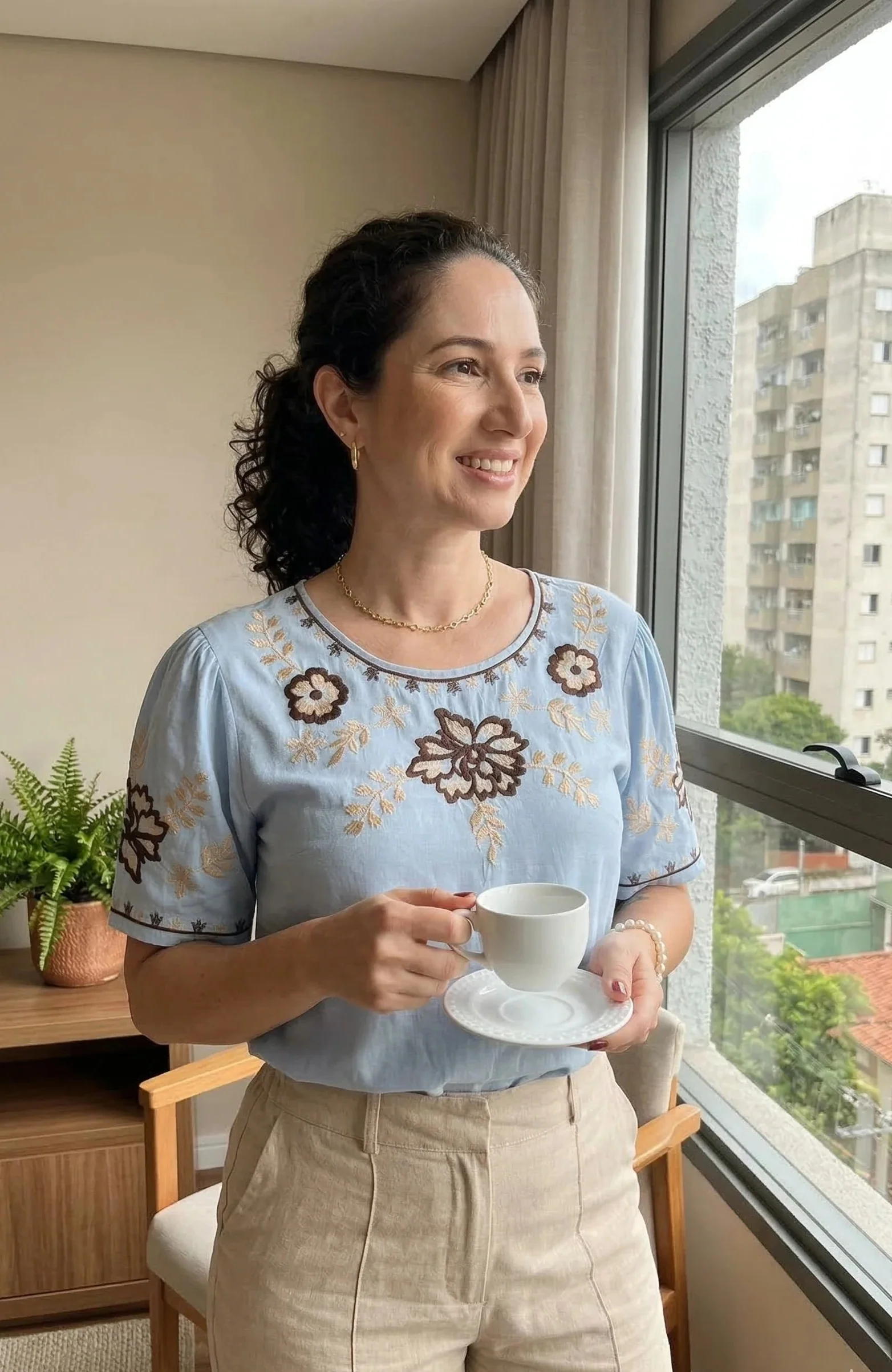 Blusa Manga Curta Visco-Linho Detalhes Bordados em Flores Darcy Azul - Image 4