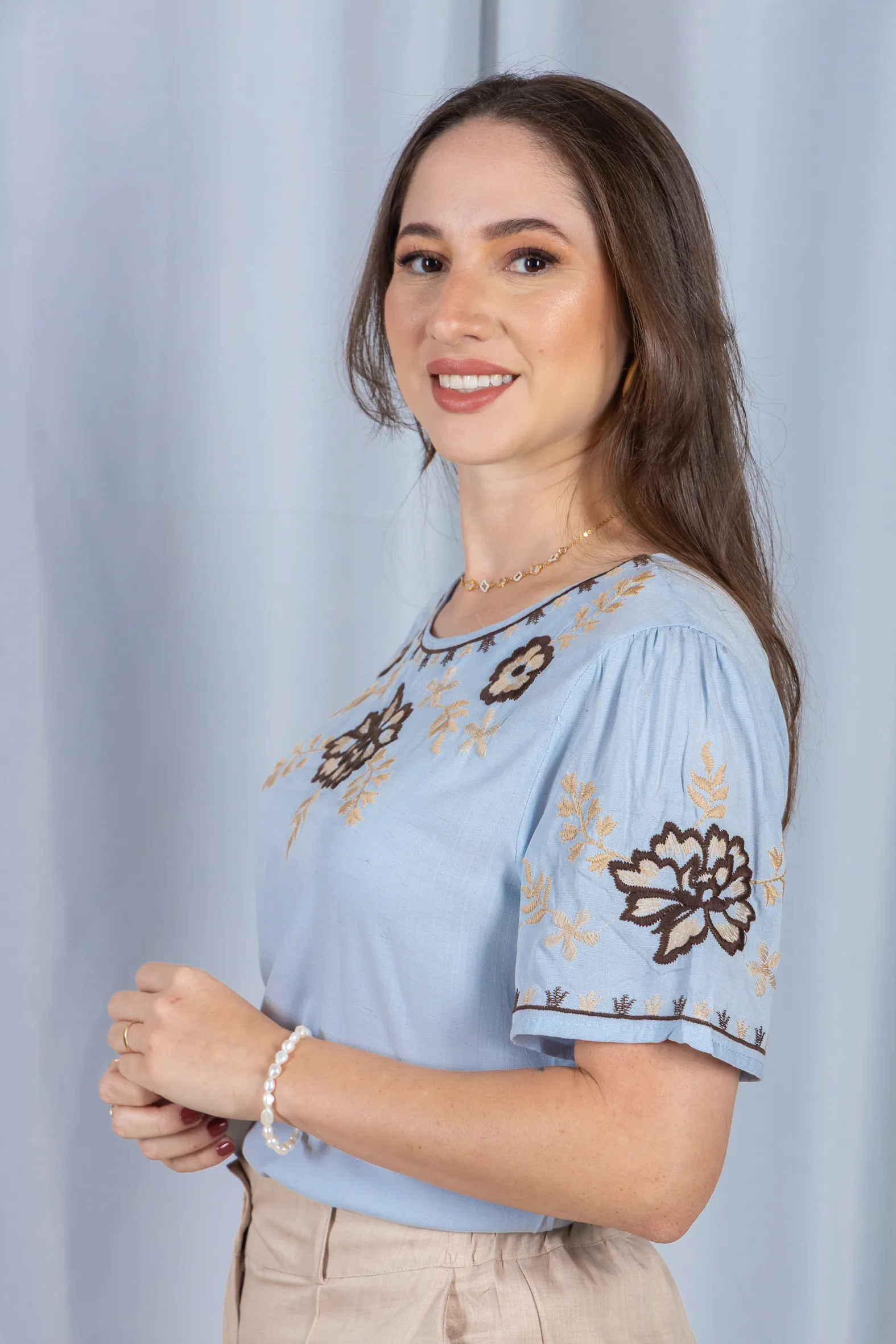 Blusa Manga Curta Visco-Linho Detalhes Bordados em Flores Darcy Azul - Image 8