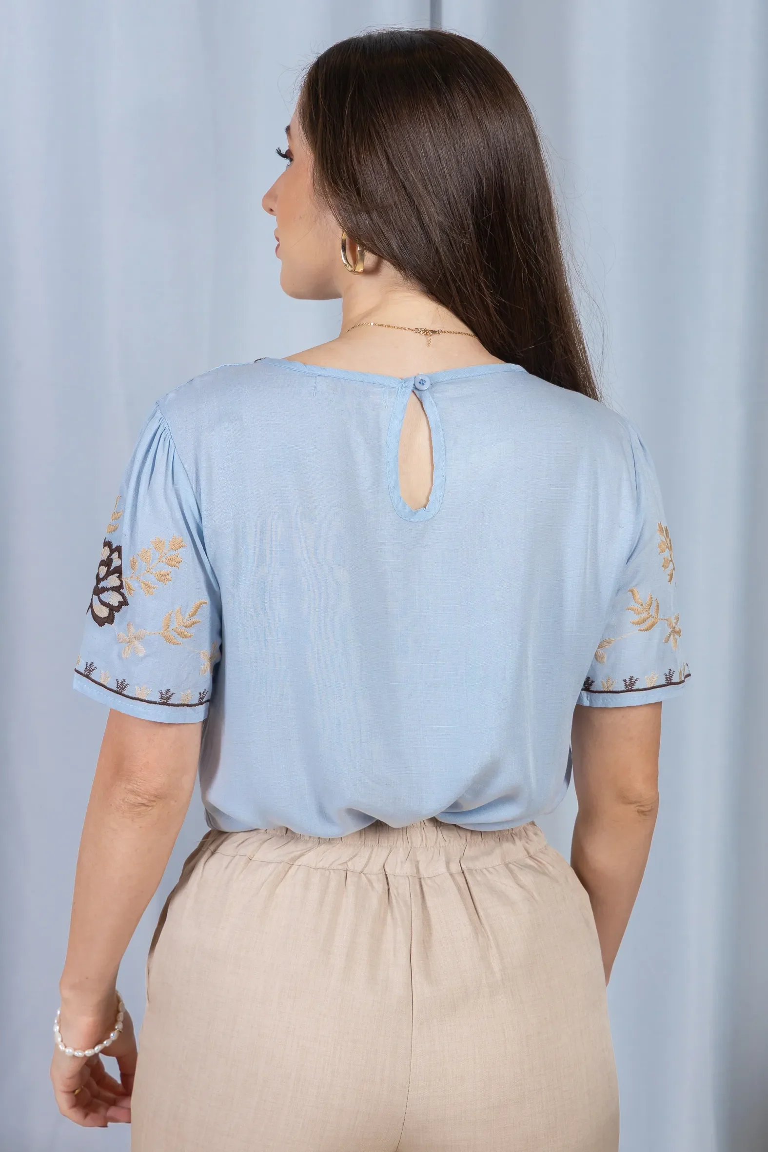 Blusa Manga Curta Visco-Linho Detalhes Bordados em Flores Darcy Azul - Image 9