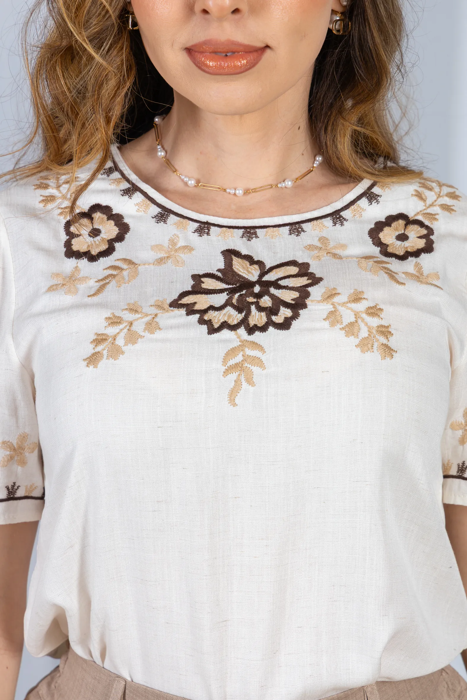 Blusa Manga Curta Visco-Linho Detalhes Bordados em Flores Darcy Branca - Image 8