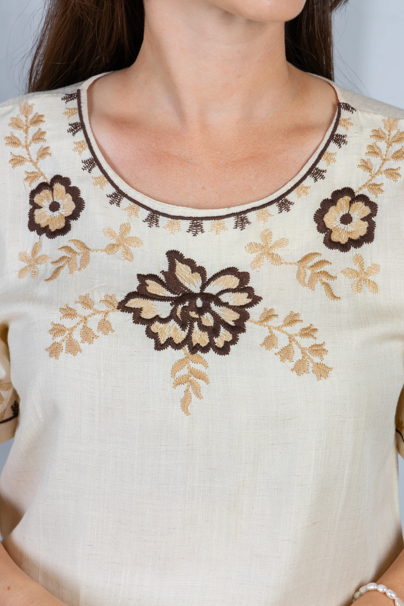 Blusa Manga Curta Visco-Linho Detalhes Bordados em Flores Darcy Creme - Image 10