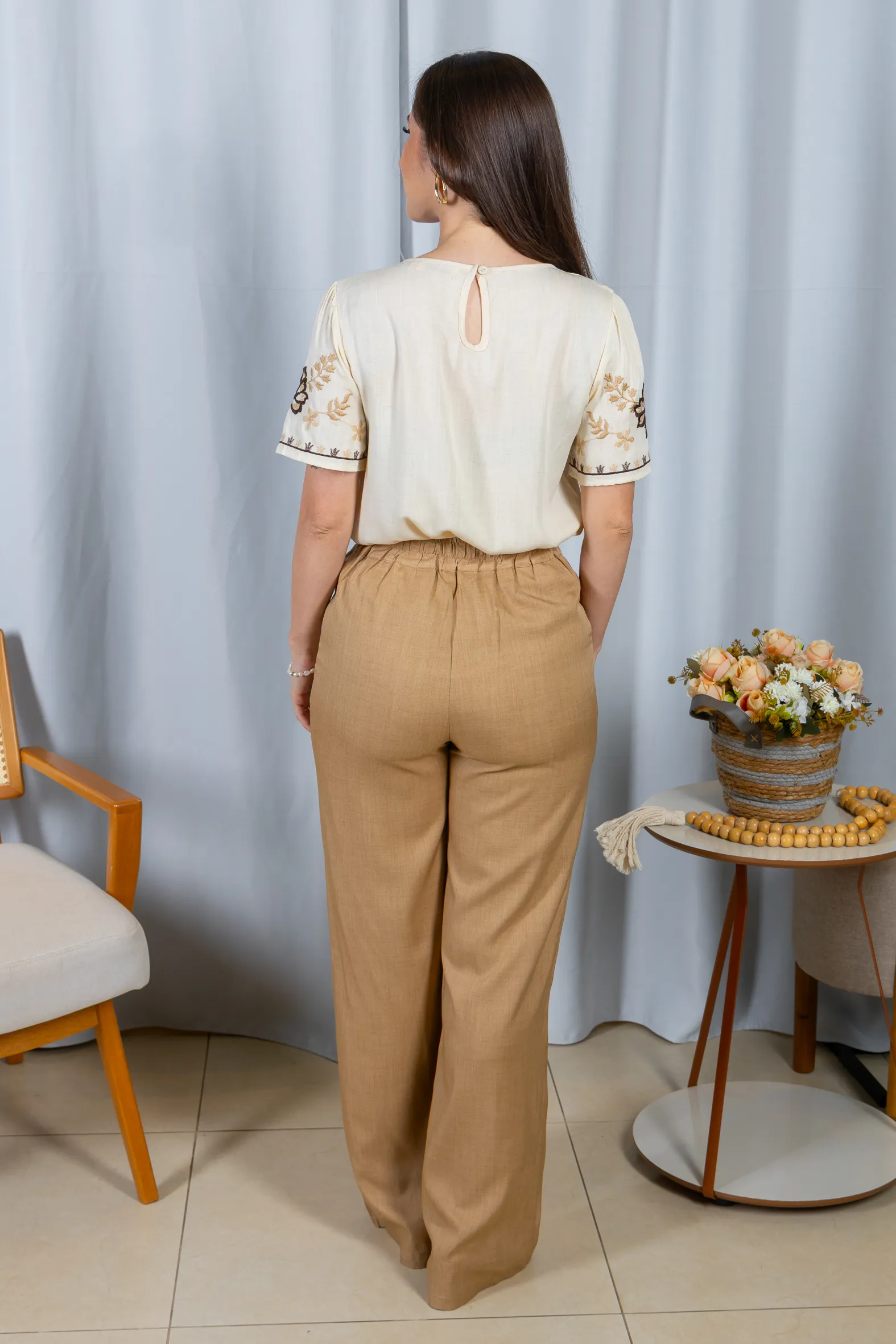 Blusa Manga Curta Visco-Linho Detalhes Bordados em Flores Darcy Creme - Image 13