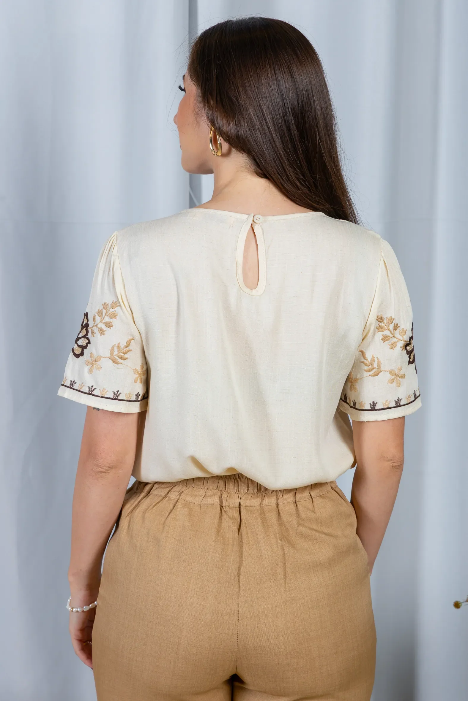 Blusa Manga Curta Visco-Linho Detalhes Bordados em Flores Darcy Creme - Image 7