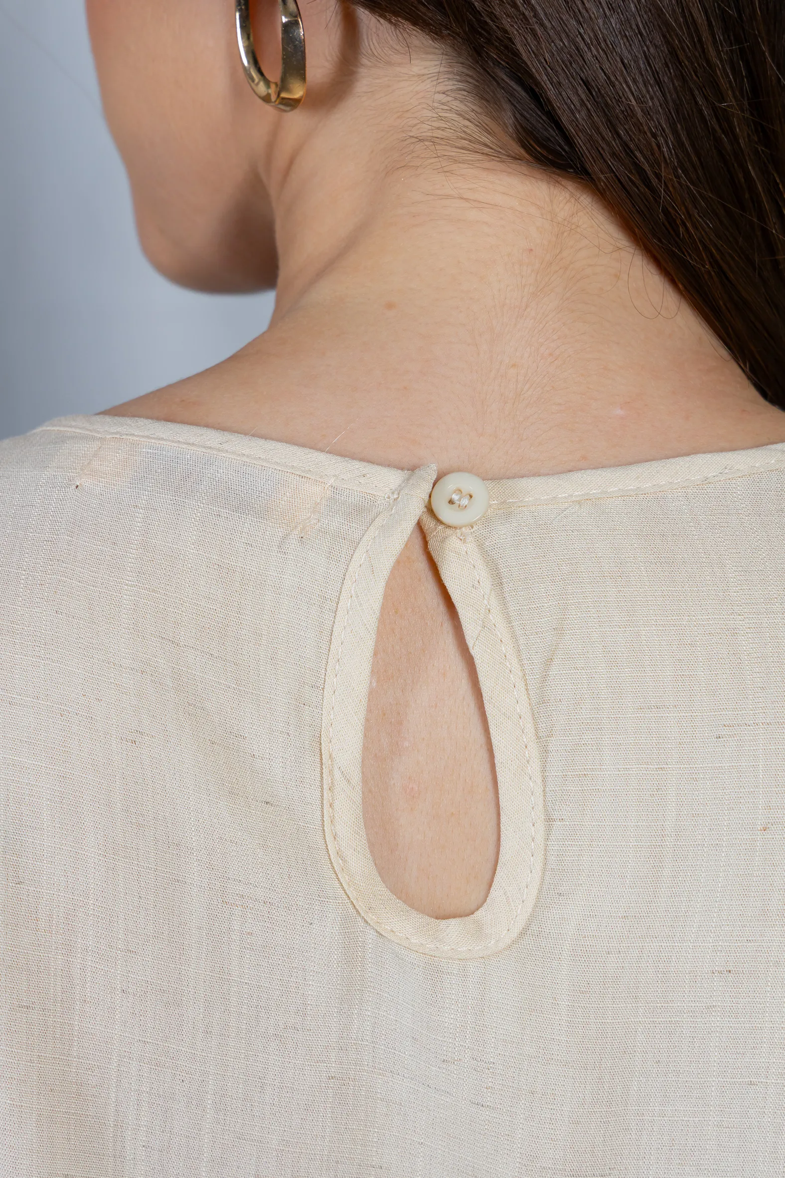 Blusa Manga Curta Visco-Linho Detalhes Bordados em Flores Darcy Creme - Image 8