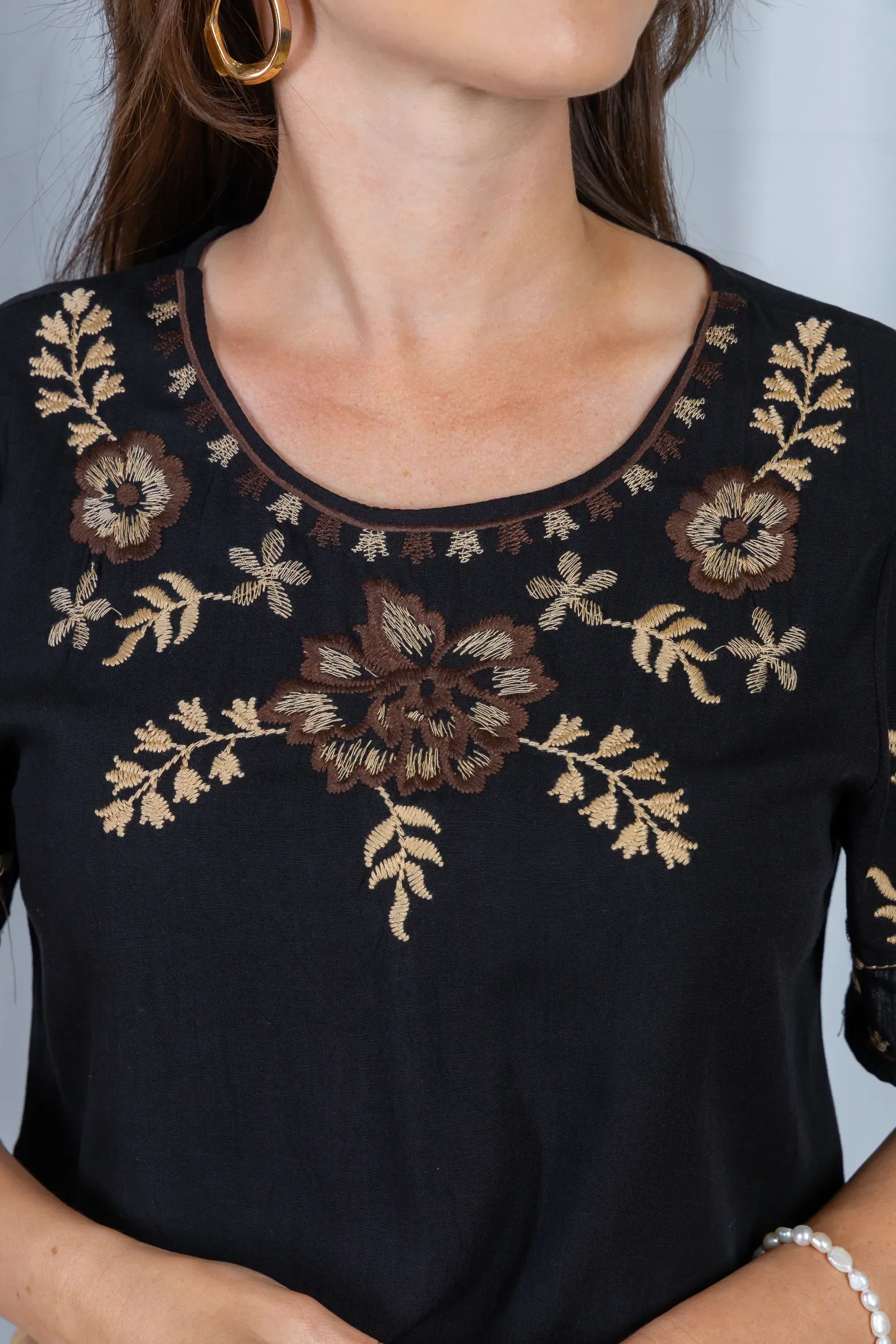 Blusa Manga Curta Visco-Linho Detalhes Bordados em Flores Darcy Preta - Image 10