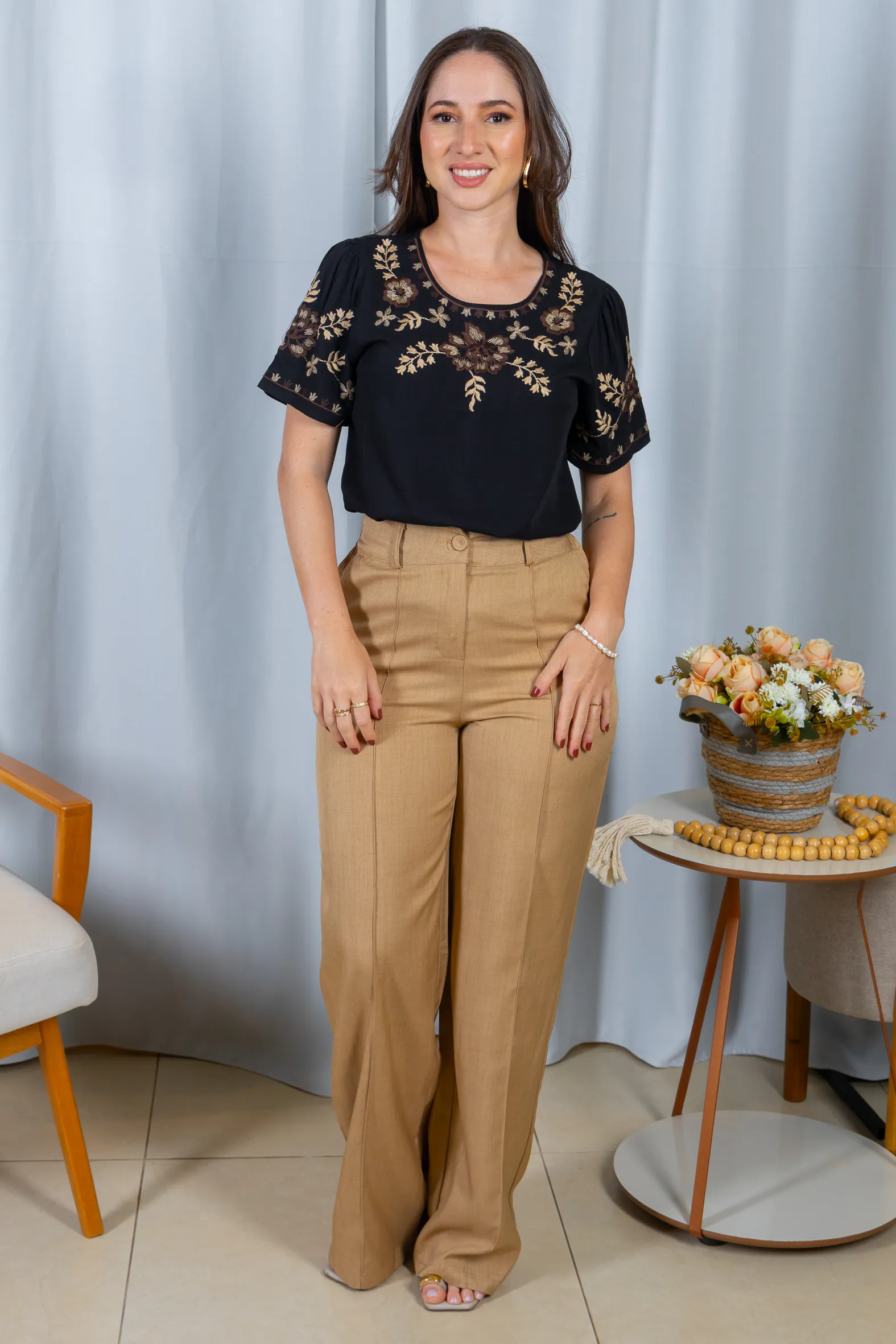 Blusa Manga Curta Visco-Linho Detalhes Bordados em Flores Darcy Preta - Image 14