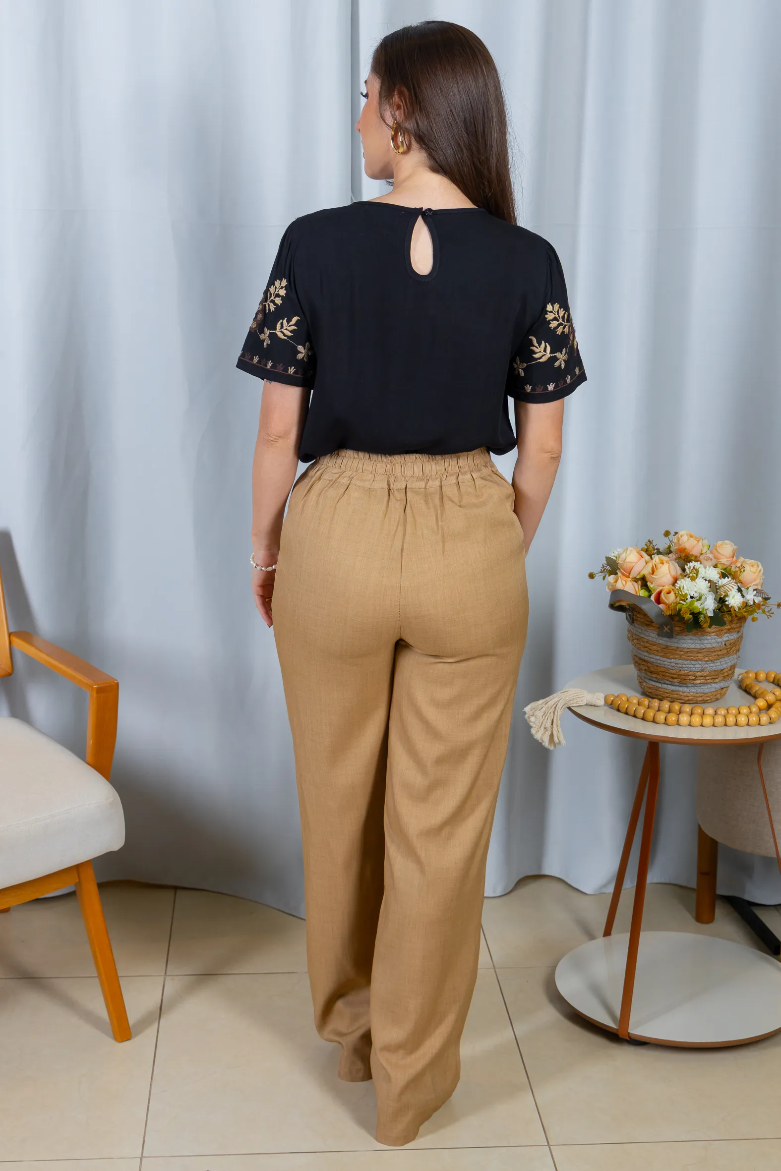 Blusa Manga Curta Visco-Linho Detalhes Bordados em Flores Darcy Preta - Image 16