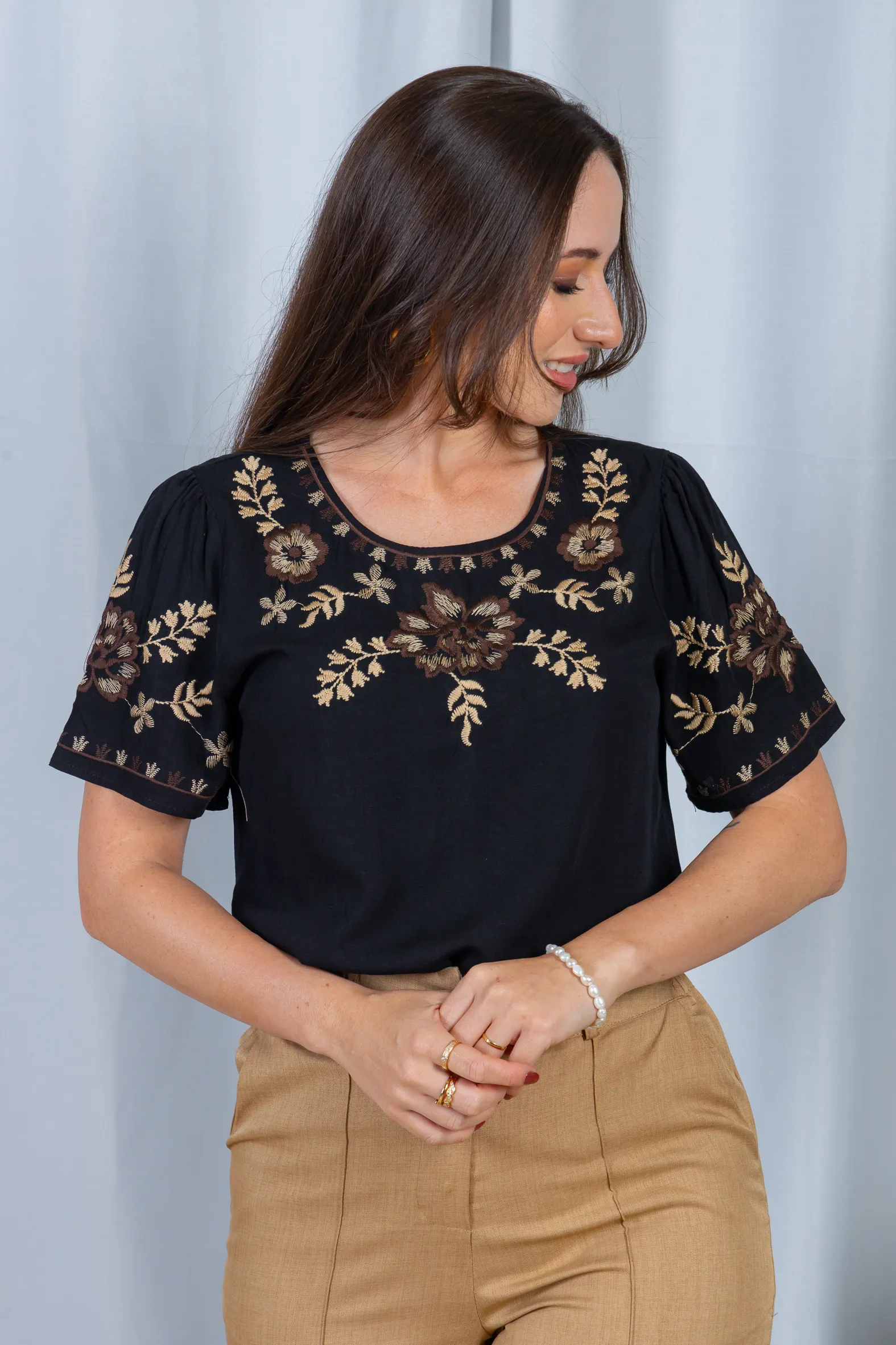 Blusa Manga Curta Visco-Linho Detalhes Bordados em Flores Darcy Preta - Image 6