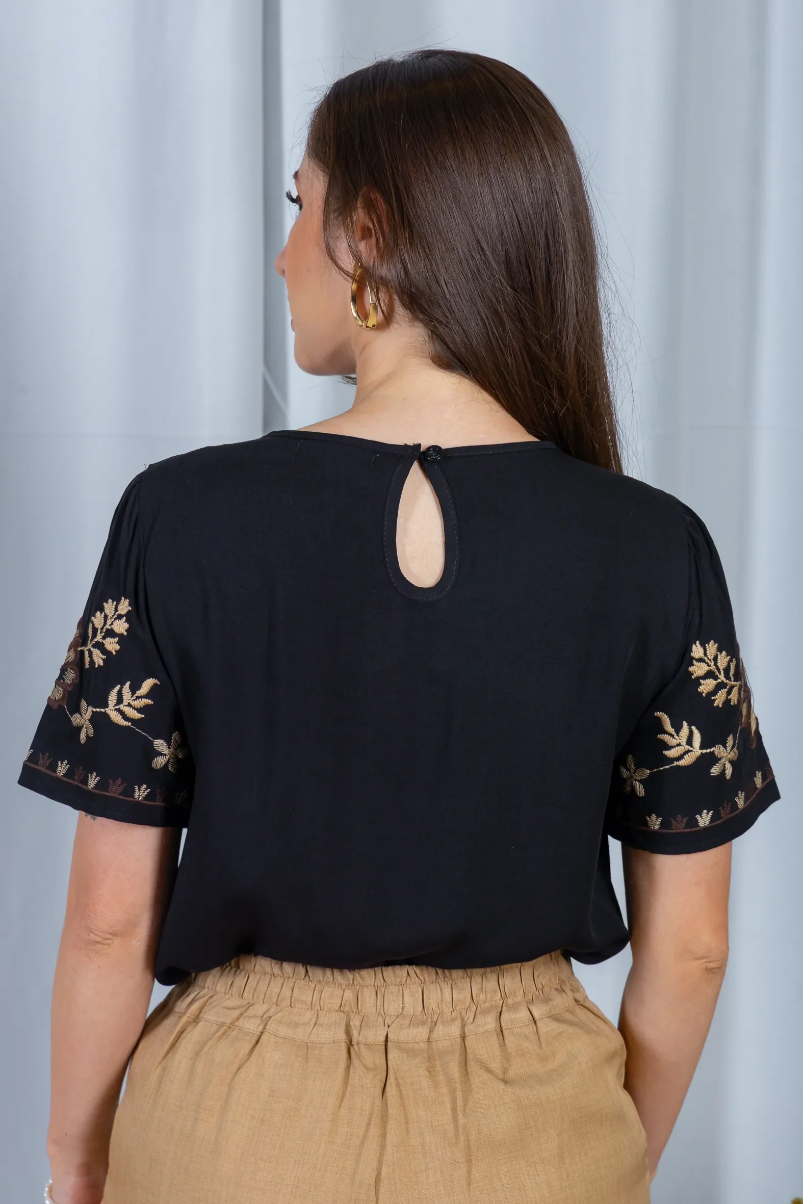 Blusa Manga Curta Visco-Linho Detalhes Bordados em Flores Darcy Preta - Image 7