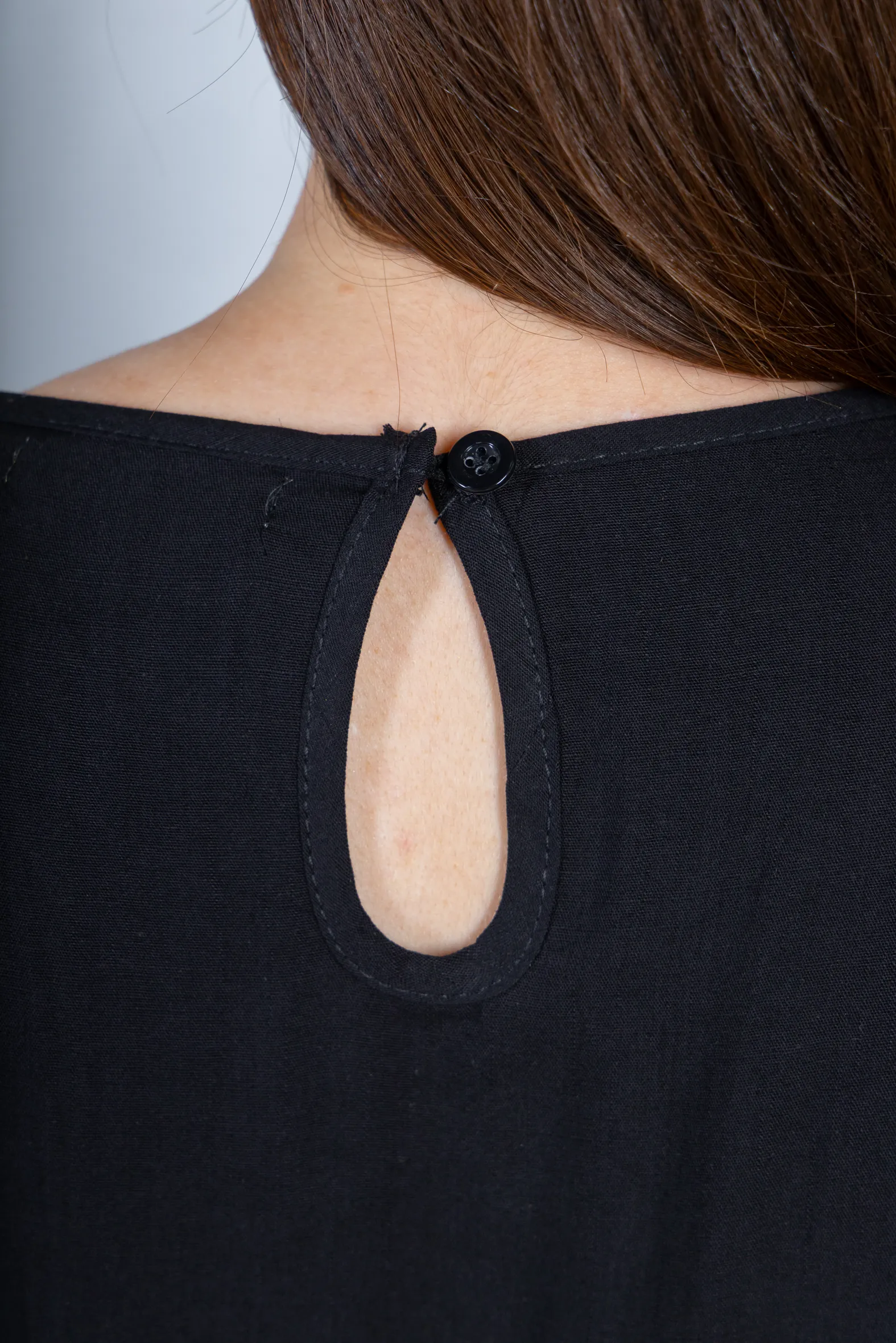 Blusa Manga Curta Visco-Linho Detalhes Bordados em Flores Darcy Preta - Image 8