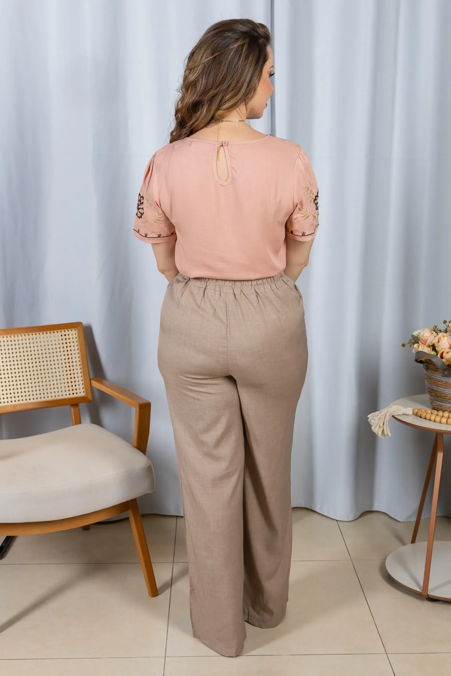 Blusa Manga Curta Visco-Linho Detalhes Bordados em Flores Darcy Rosa - Image 16