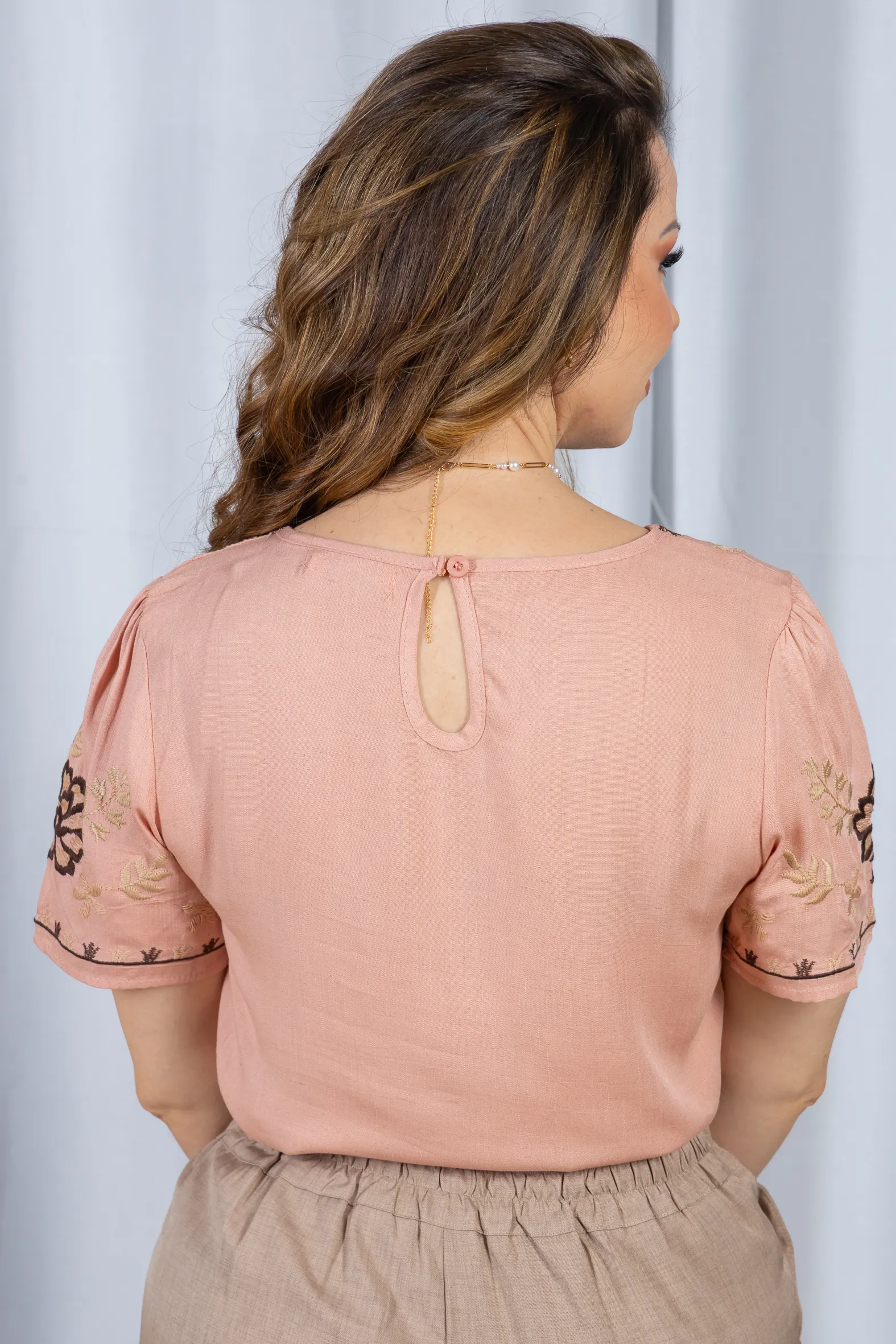Blusa Manga Curta Visco-Linho Detalhes Bordados em Flores Darcy Rosa - Image 8
