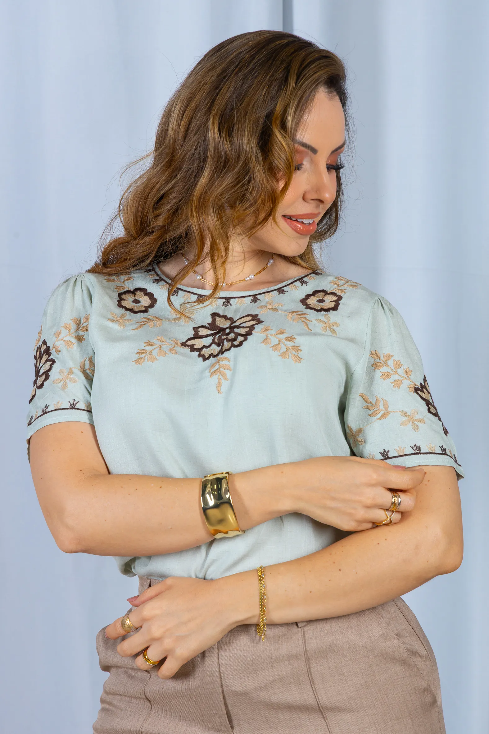 Blusa Manga Curta Visco-Linho Detalhes Bordados em Flores Darcy Verde - Image 10